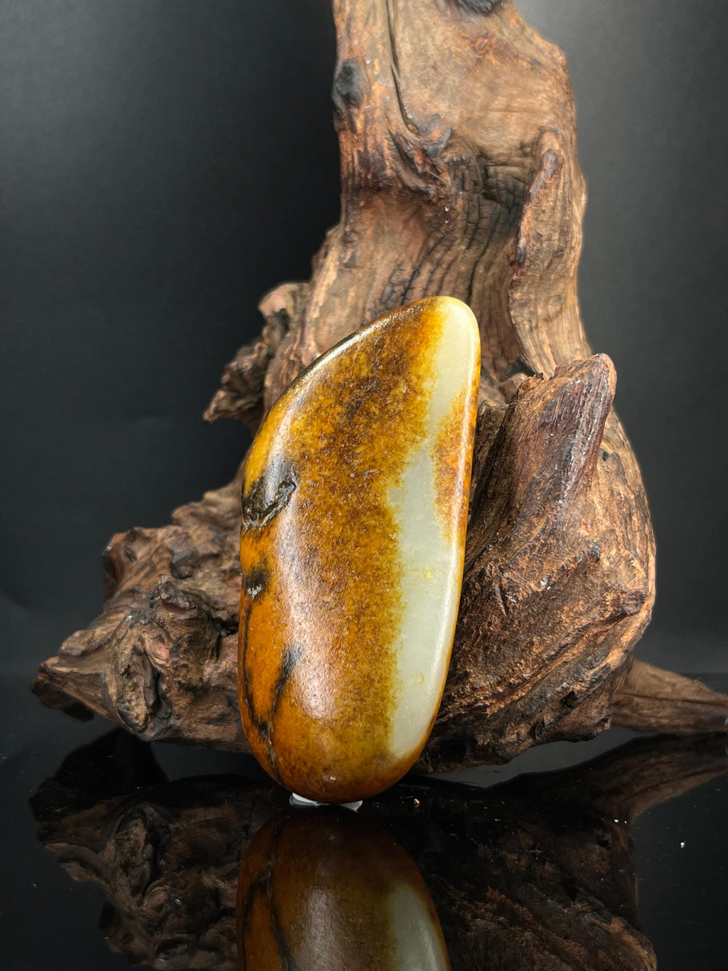 新疆和田白玉聚红黑皮籽料原石（yc241944）