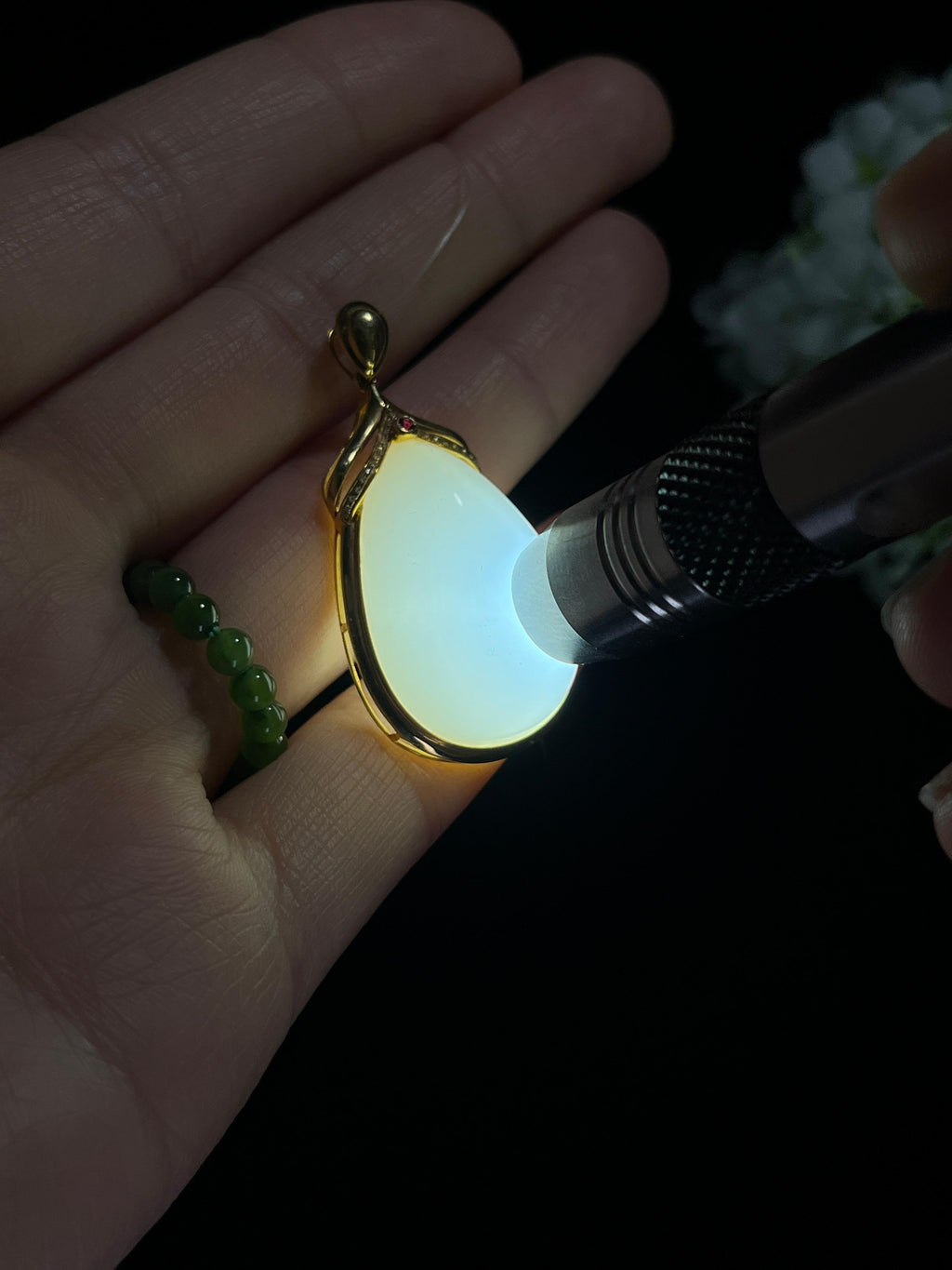 新疆天然和田玉羊脂白玉18k金镶水滴形吊坠（yc260376）