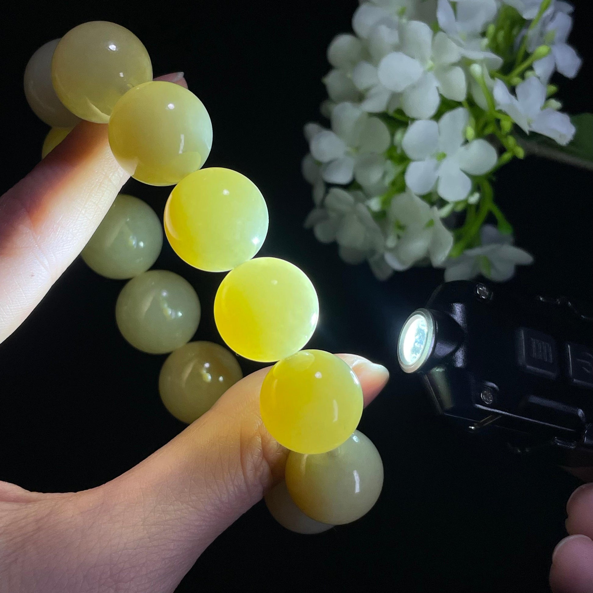 A新疆天然和田玉“秋露凝珠”且末糖白料手串（yc309477）