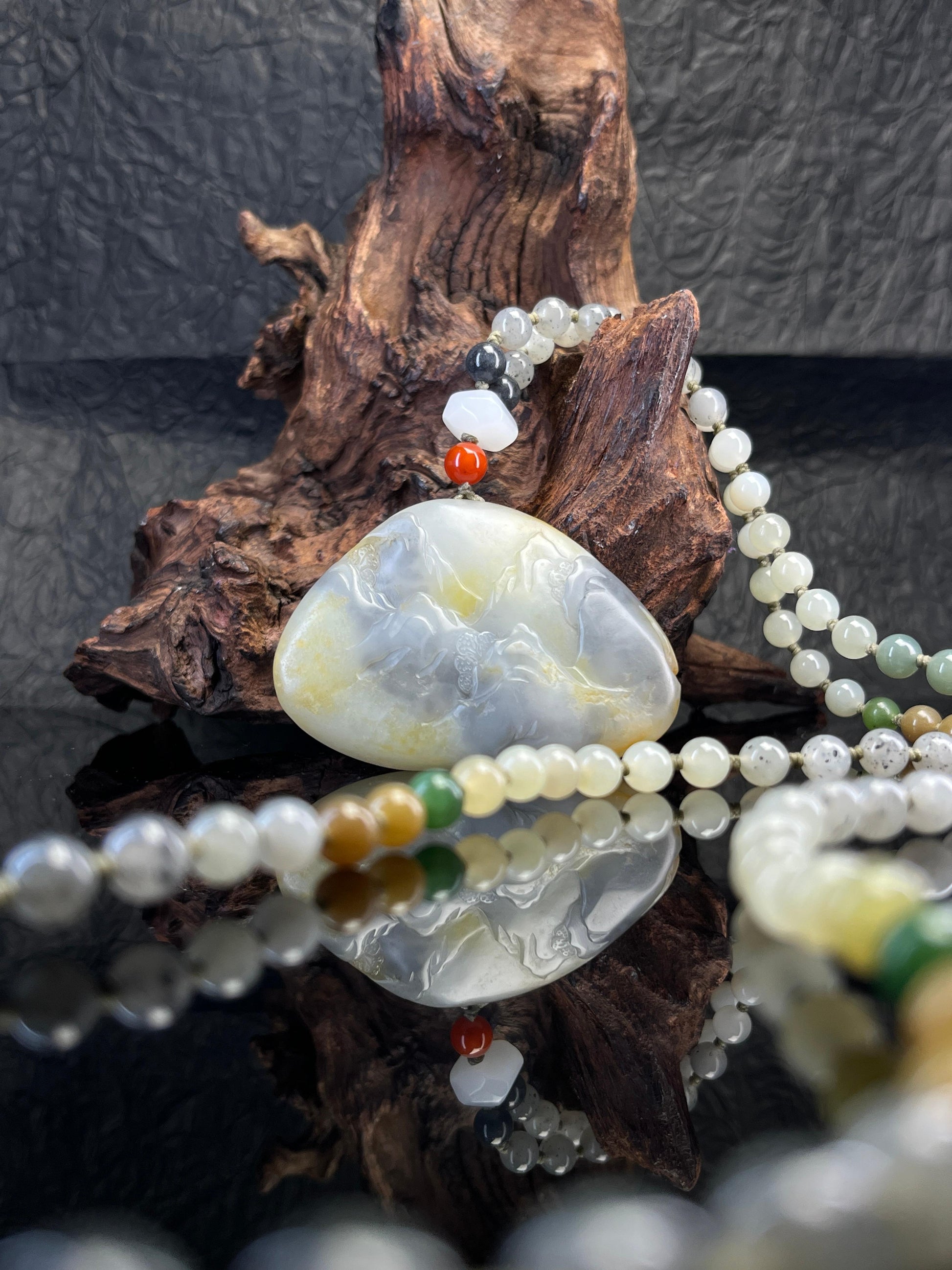 和田玉青花带洒金山水雕刻题材籽料原石吊坠（yc226339）