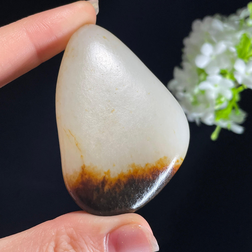 和田玉白玉“玄月寒霜”黑红皮籽料（yc415557）