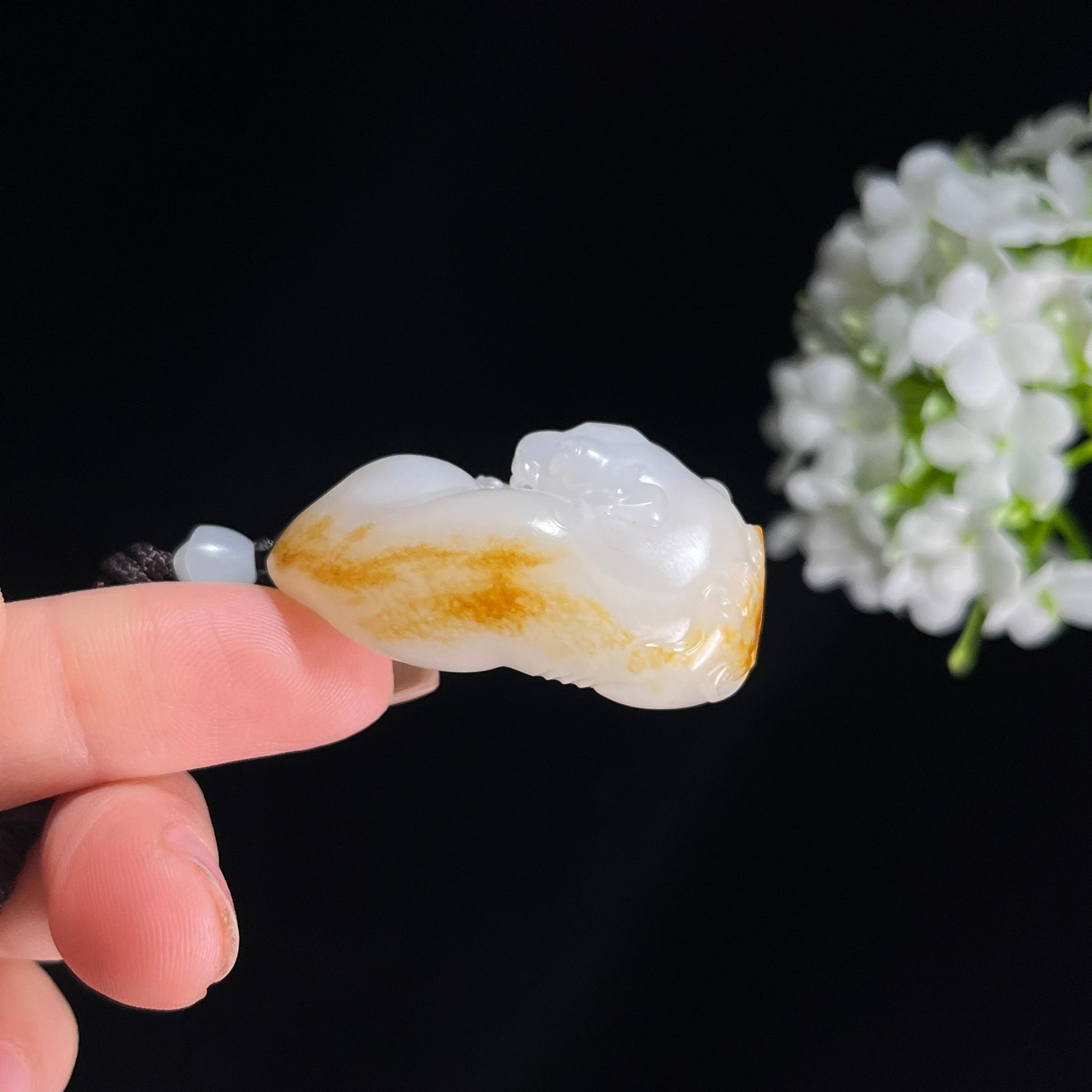 新疆天然和田玉白玉红皮籽料貔貅雕刻挂件（yc379569）