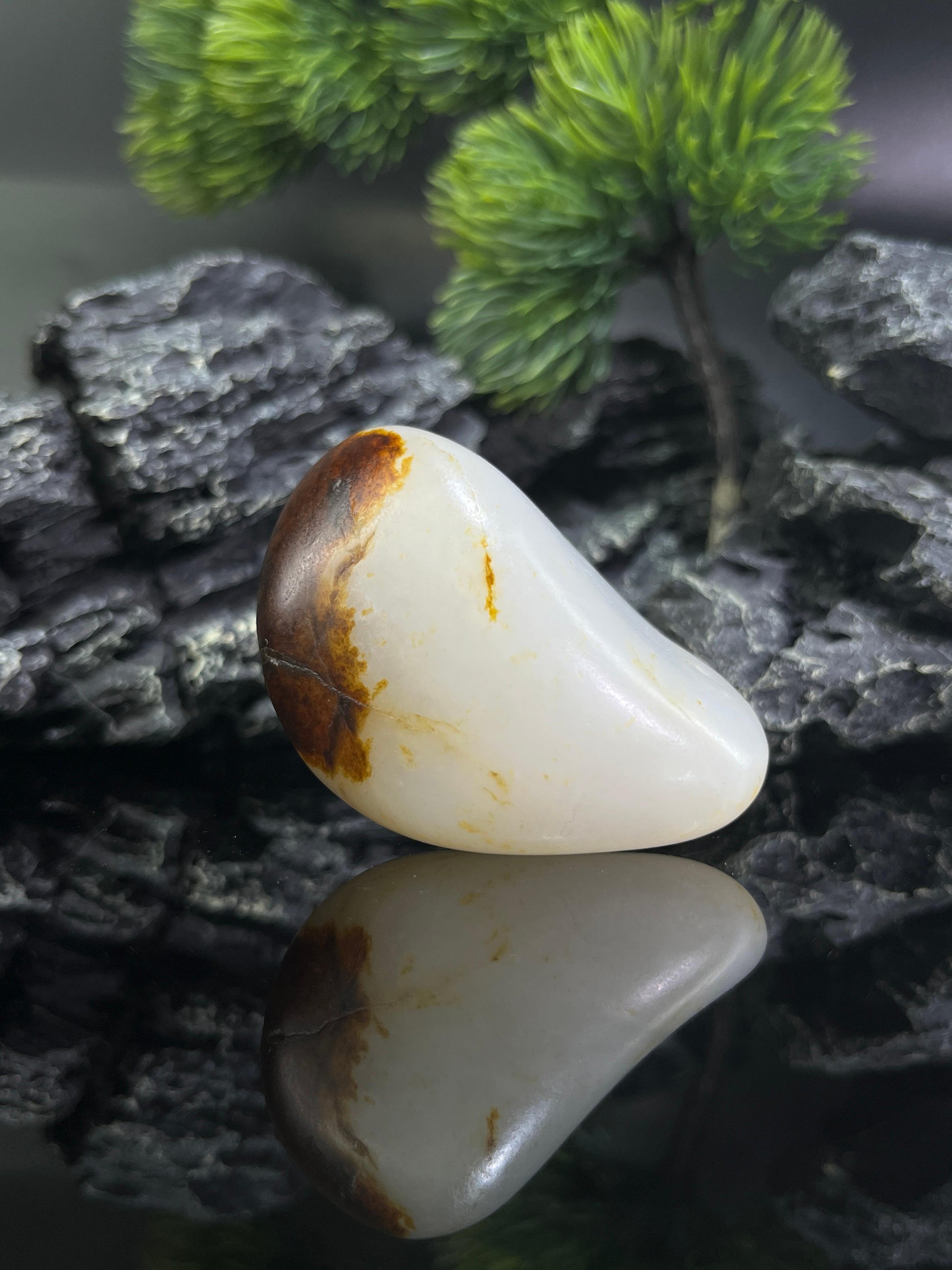 和田玉顶部带聚黑红皮籽料原石（yc211851）