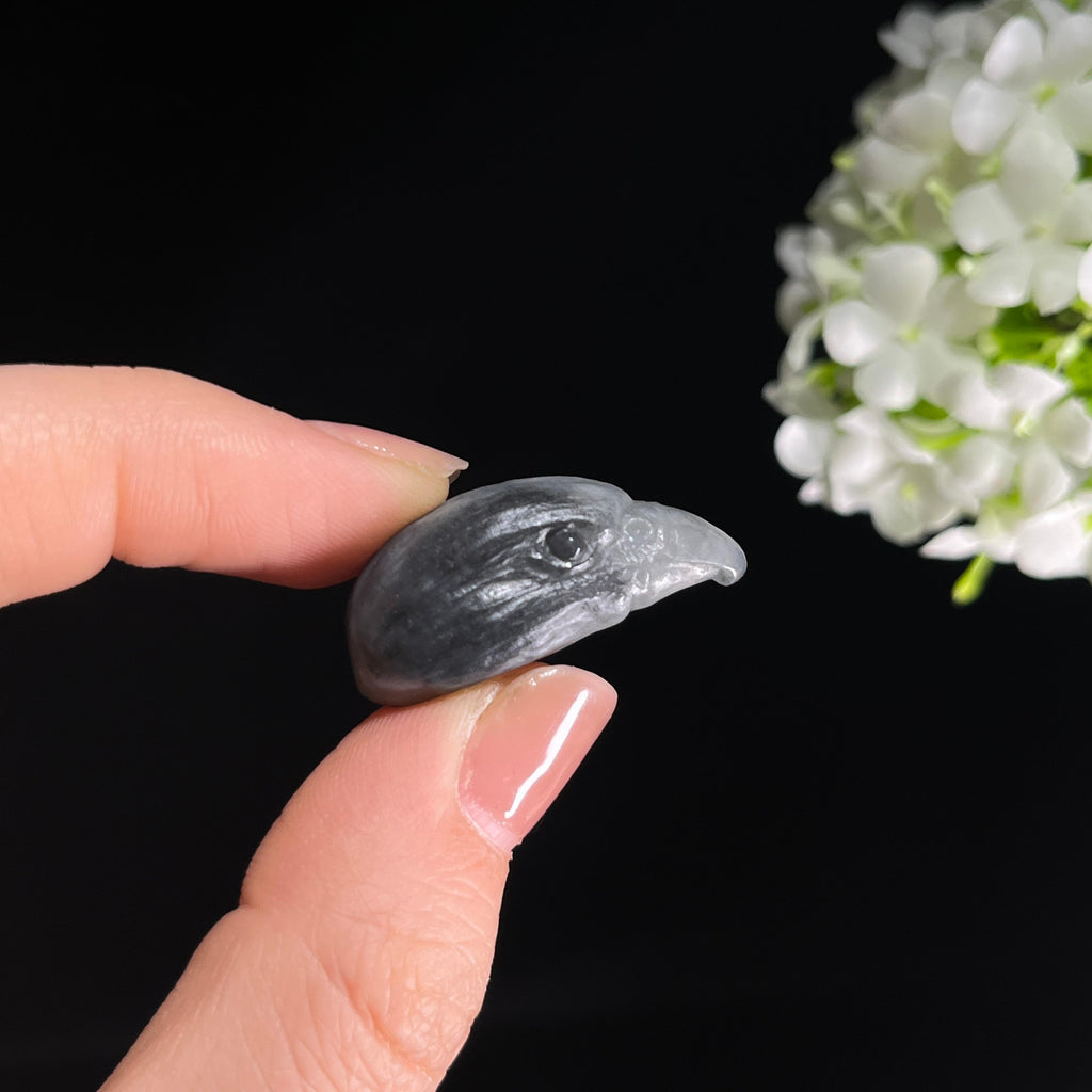 和田玉带墨青花料“鹰瞵鹗视”籽料雕刻挂件（yc284648）