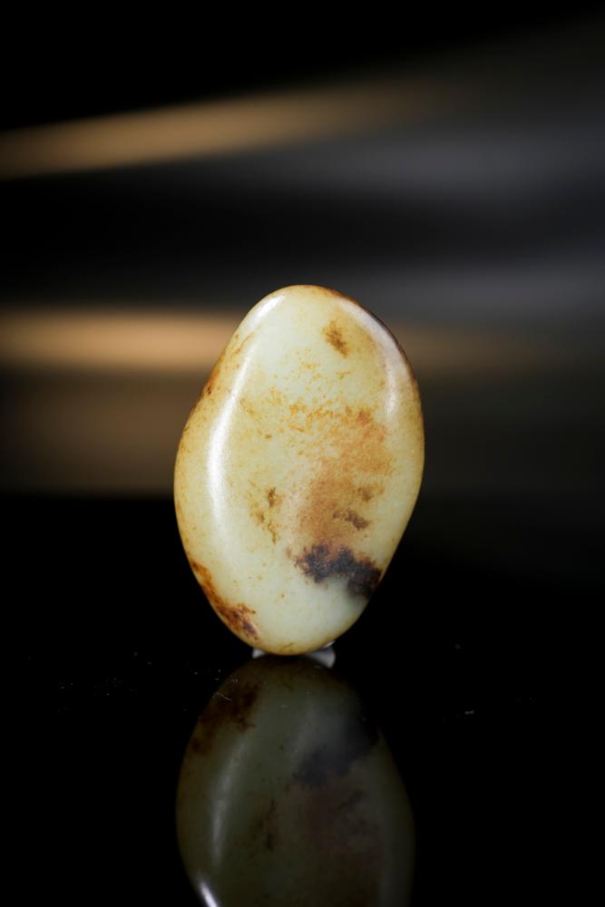 新疆和田玉特色洒金皮秋梨皮籽料原石手把件（yc254589）