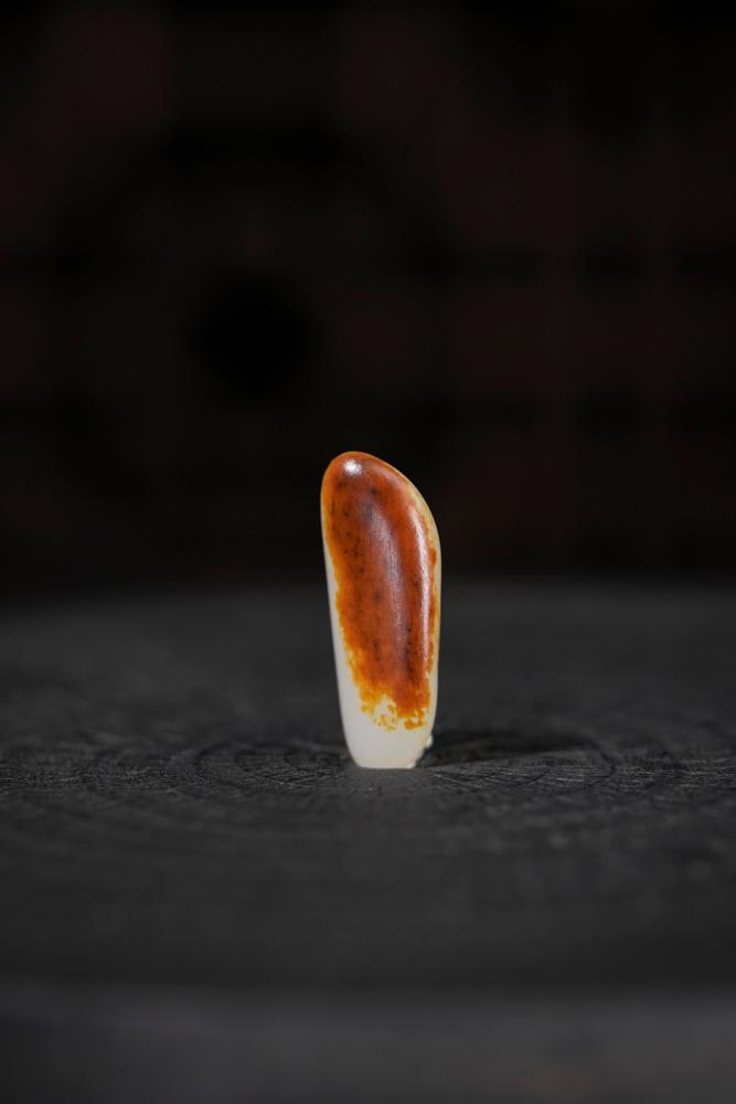 新疆和田玉聚红皮白肉籽料原石挂件（yc233419）