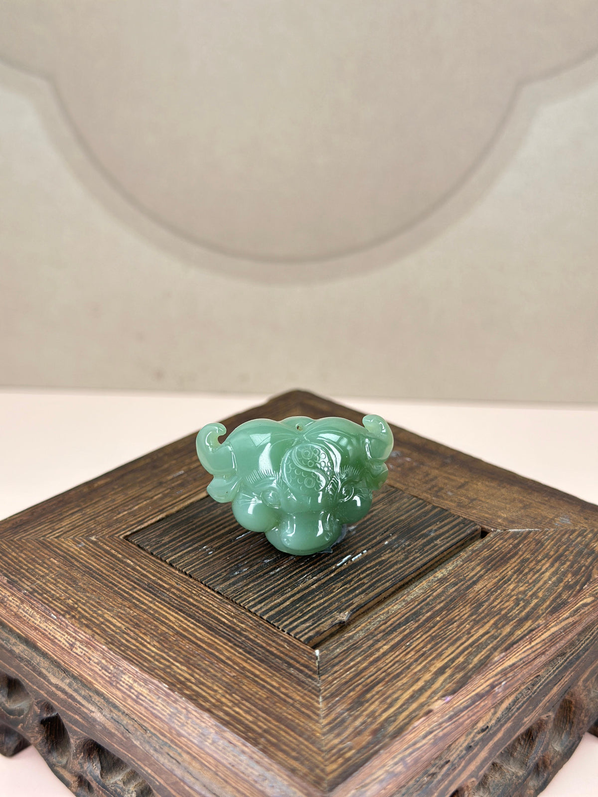 和田玉粉青牛首扭转乾坤挂件（yc751191）