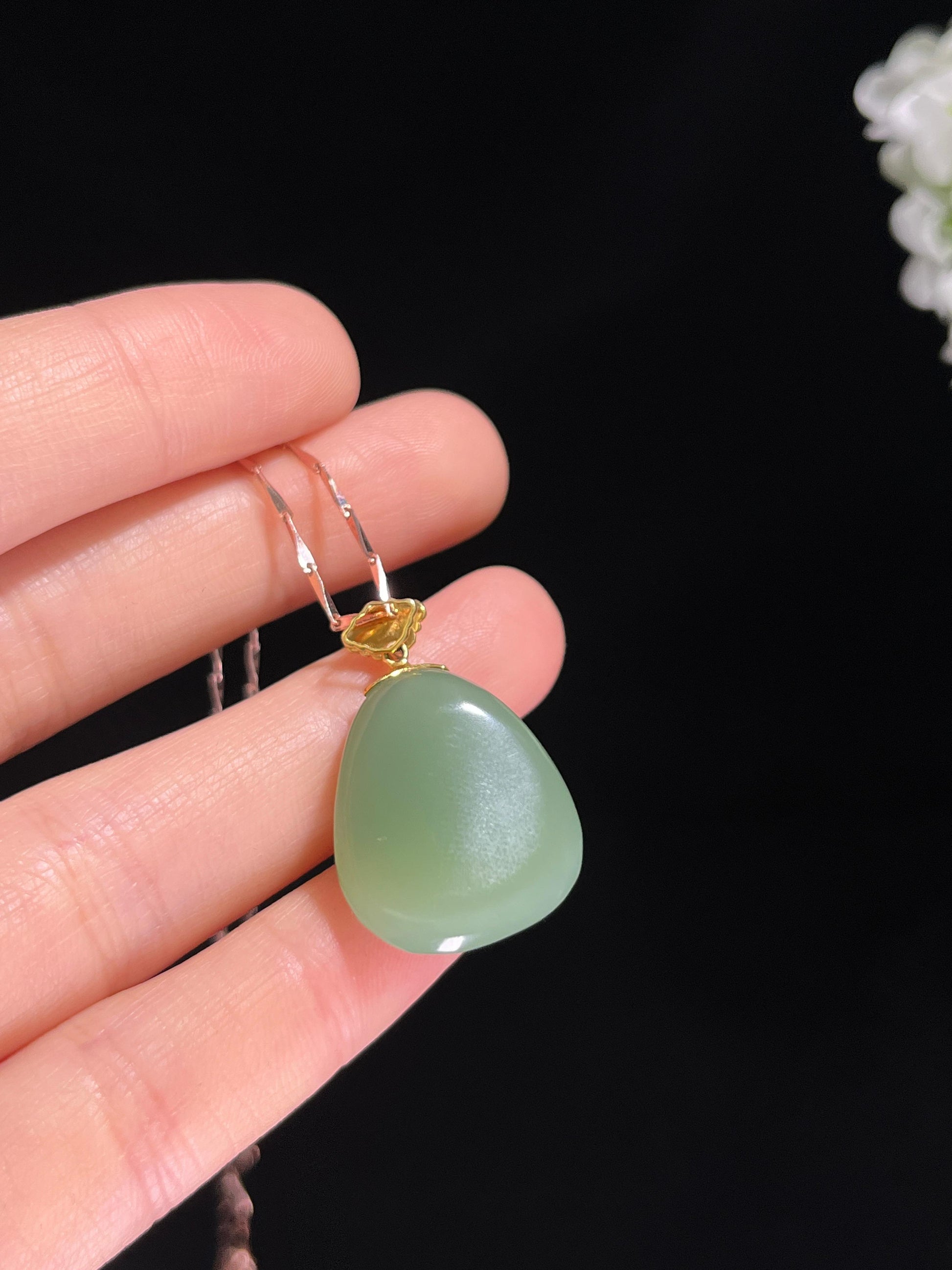 新疆天然和田玉青玉18k金镶荷花雕刻吊坠（yc260417）