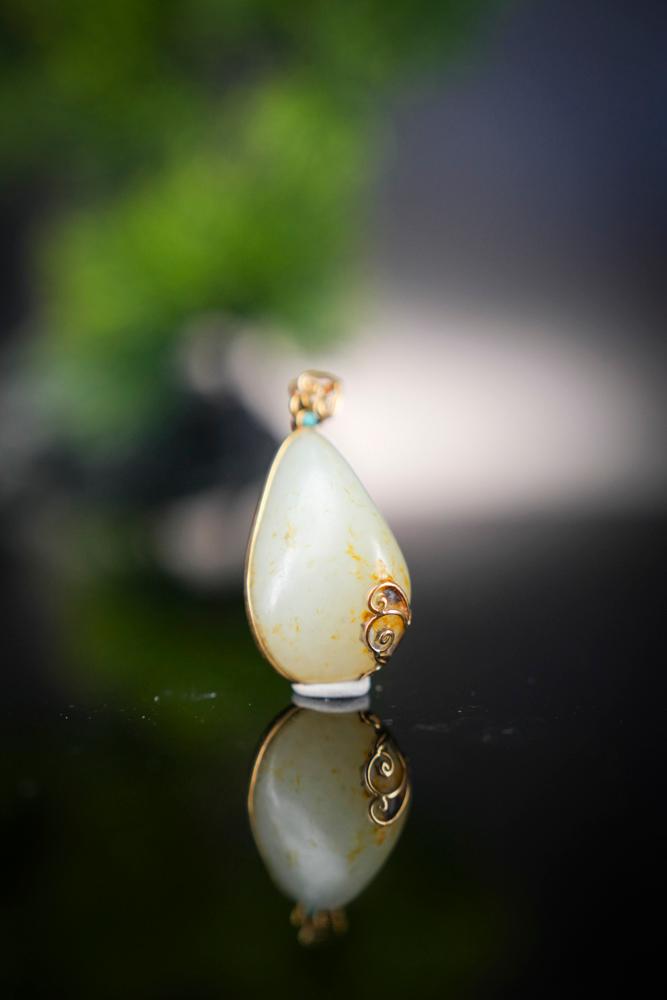 18K 金镶和田玉光白籽洒金色包金吊坠（yc212629）