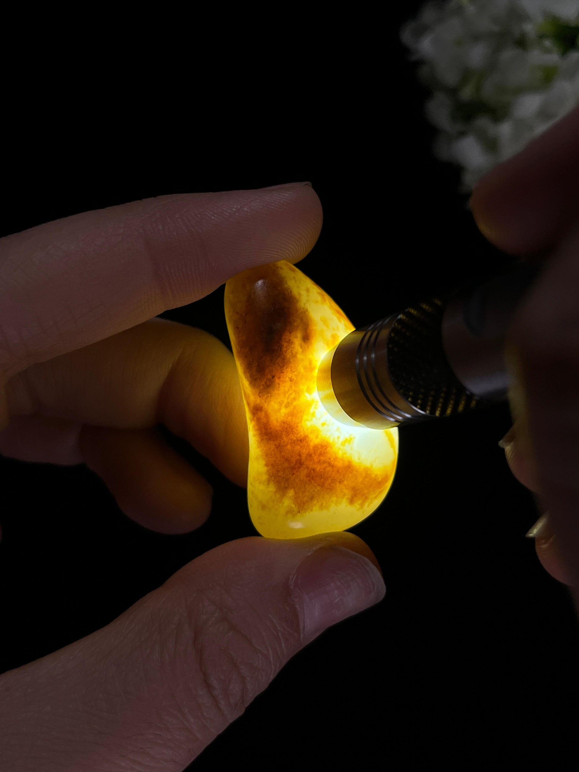 和田玉白玉聚红皮籽料原石（yc258660）