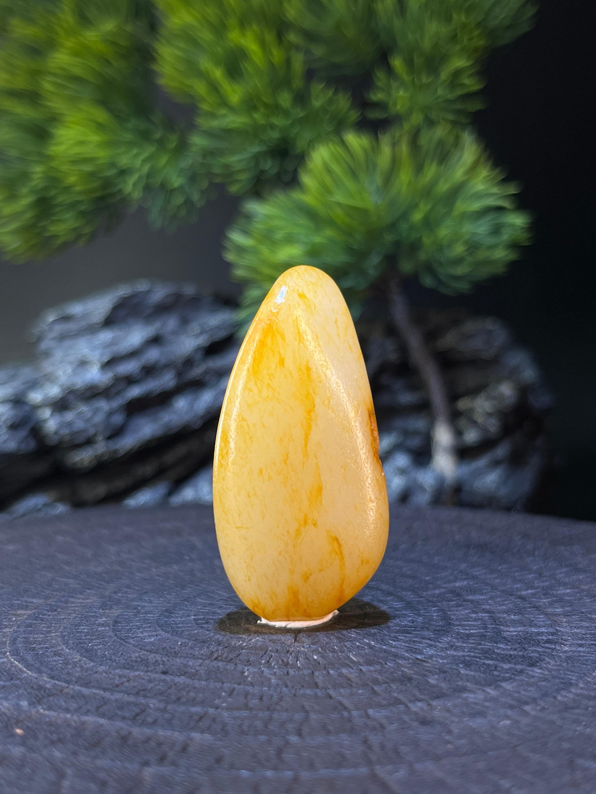 新疆和田玉水滴型洒金皮籽料原石挂坠（yc228123）