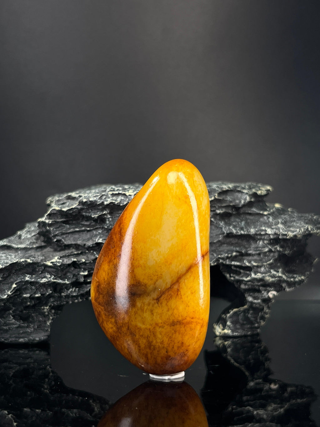 新疆和田玉黄沁带意境黑皮籽料原石手把件（yc240372）