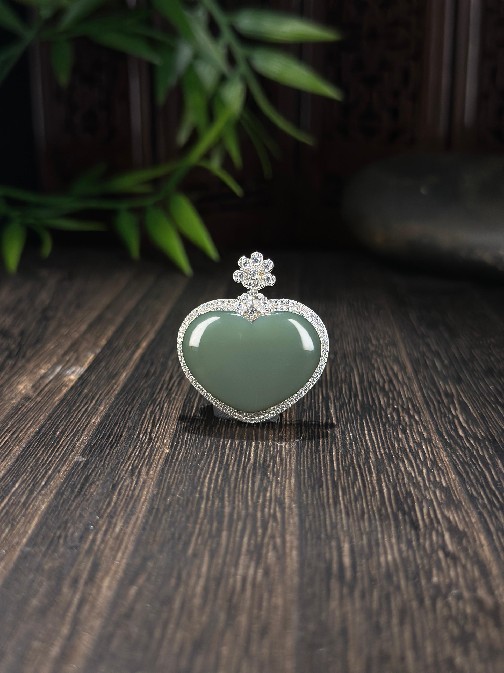和田玉精品925银镶沙枣青爱心挂件（yc702742）