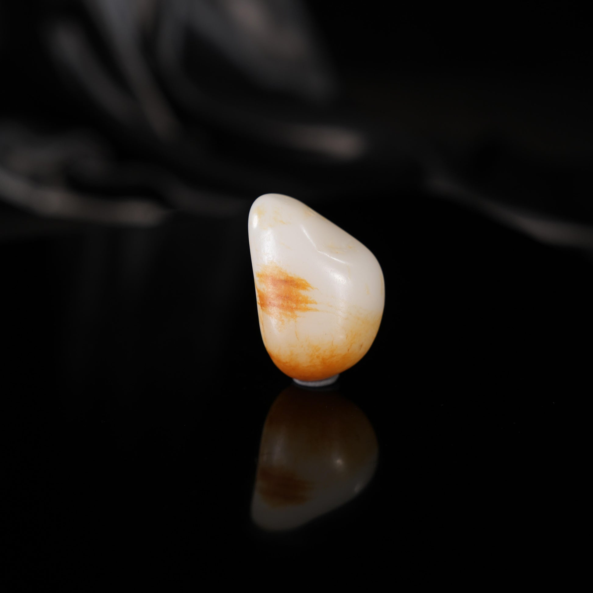 新疆和田玉“丹麓流晖”白玉聚红皮籽料（yc450821）