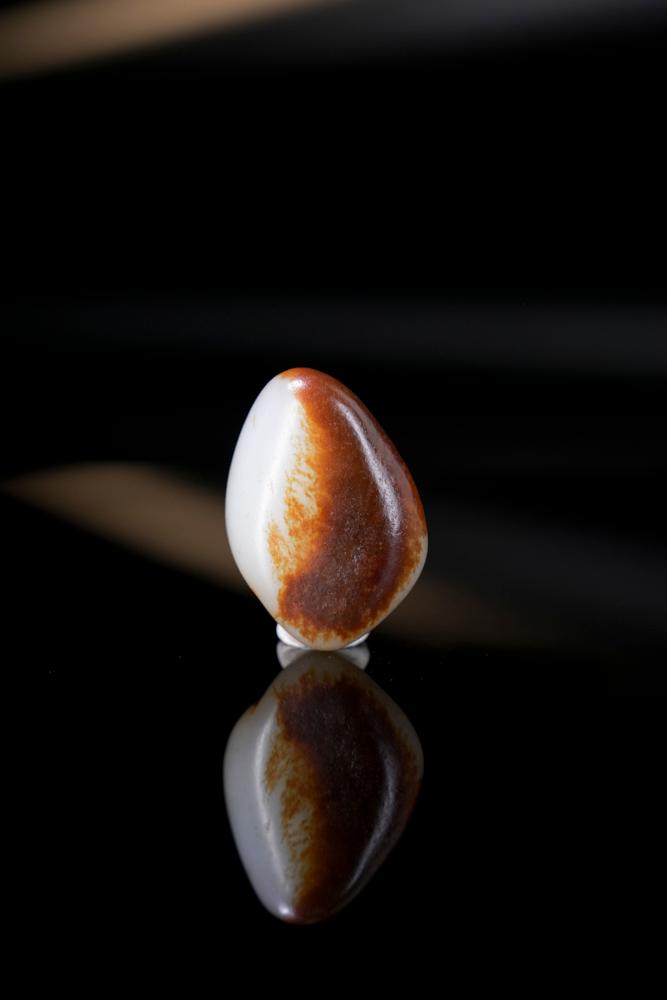 新疆天然和田玉籽料原石聚红皮挂件（yc234138）