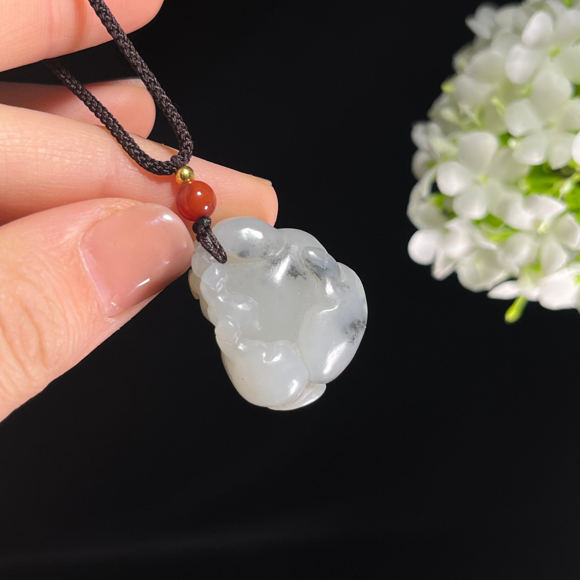 和田玉带墨青花“福猪卧福”籽料雕刻挂件（yc284643）