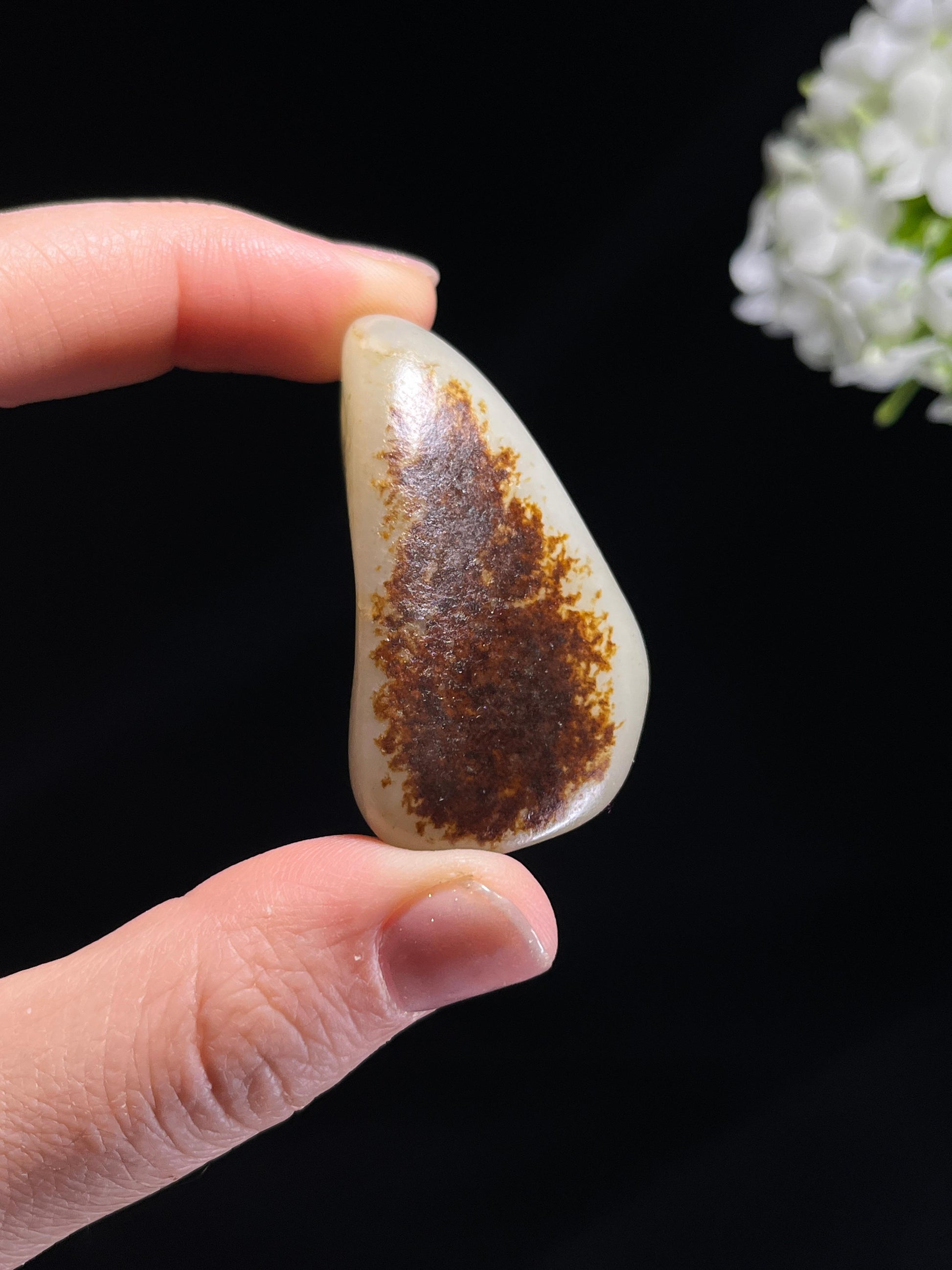 新疆天然和田玉籽料原石聚黑皮挂件（yc262841）