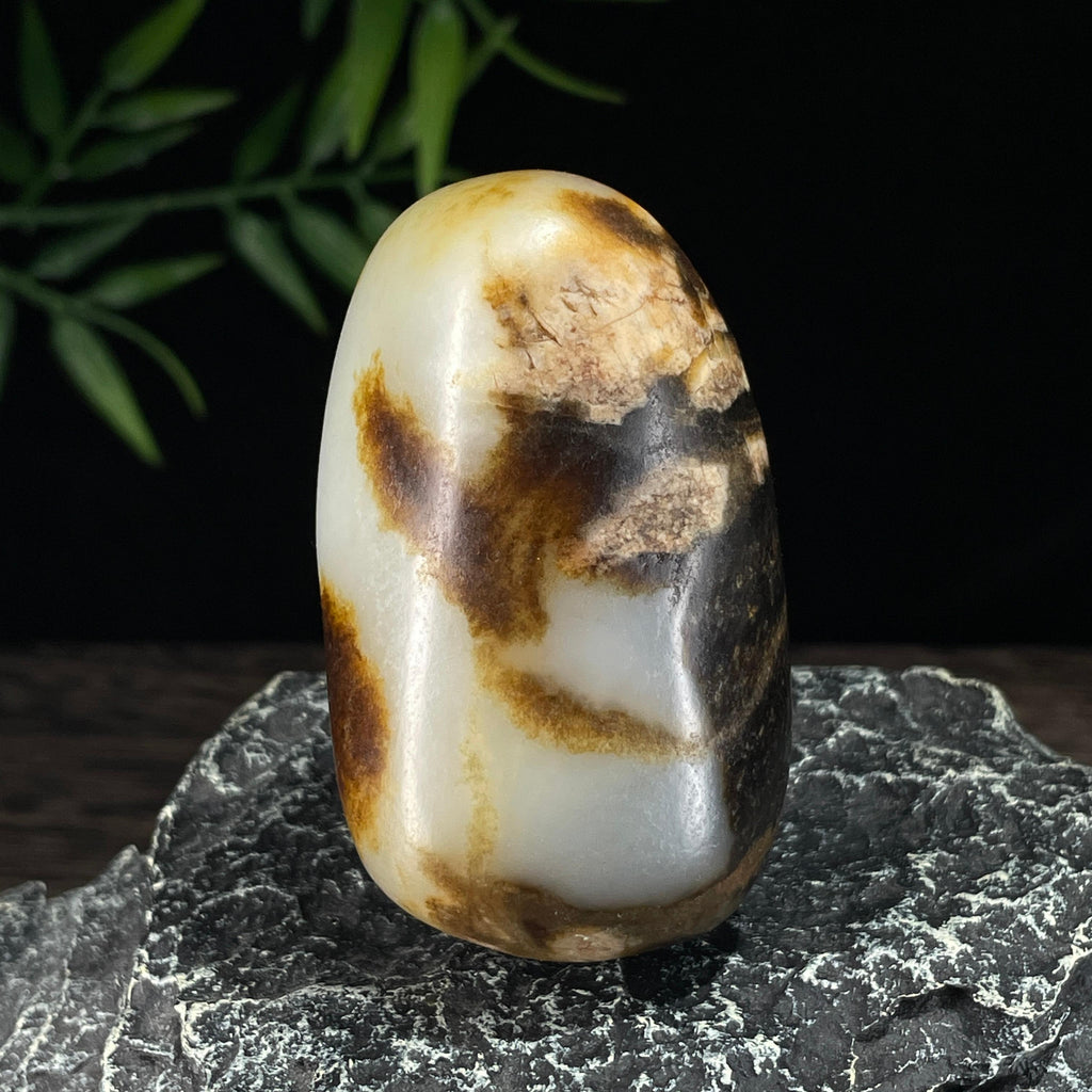 新疆和田玉珍品白玉聚黑皮籽料手把件（yc723163）