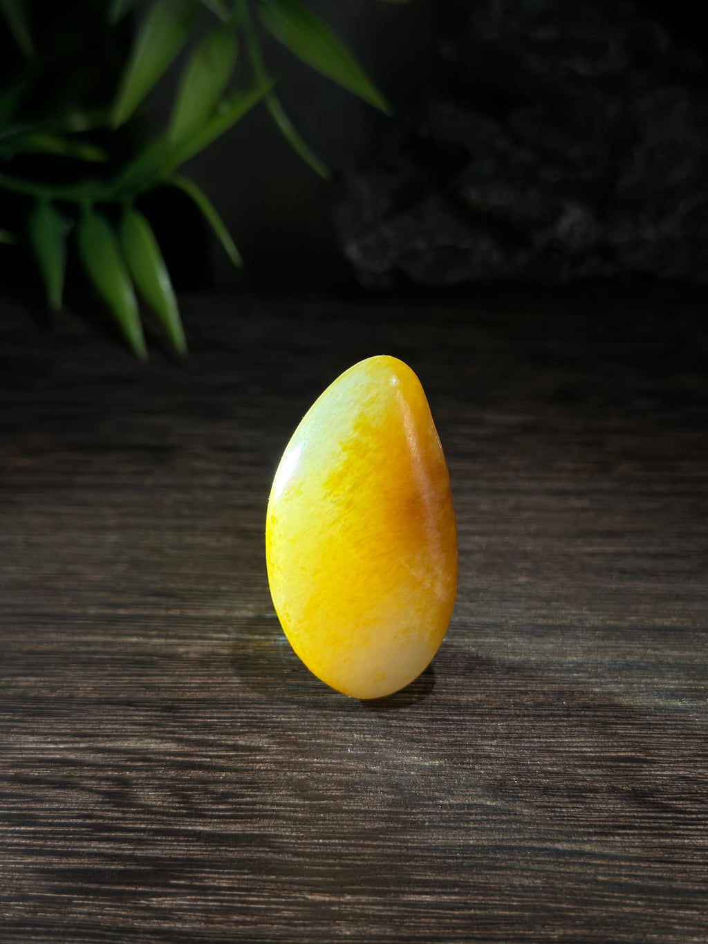 新疆和田玉精品白玉聚黄皮水滴形籽料挂件（yc716071）