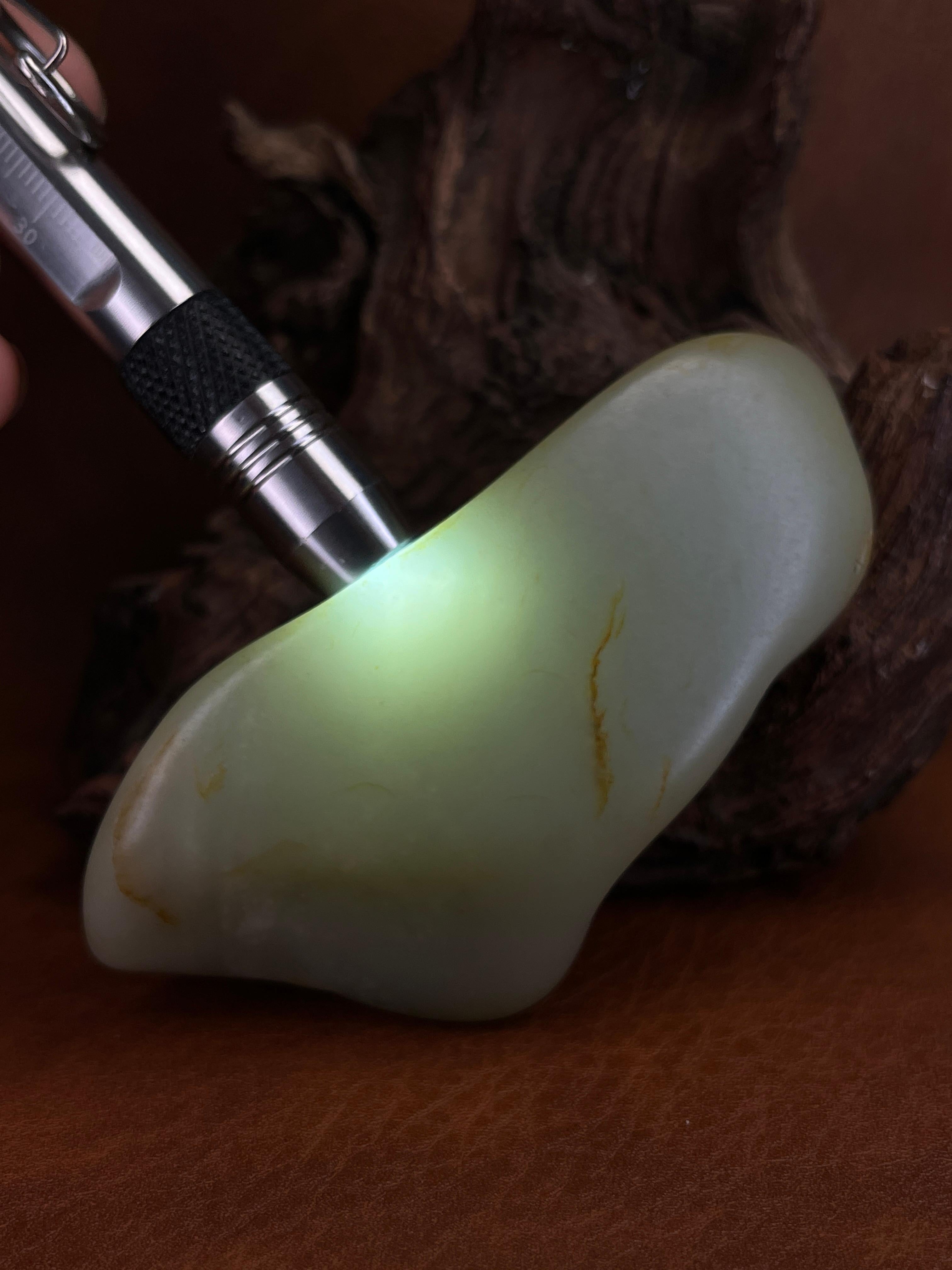 和田玉洒金皮暖白种随形籽料原石手把件（yc223360） – 添福玉器