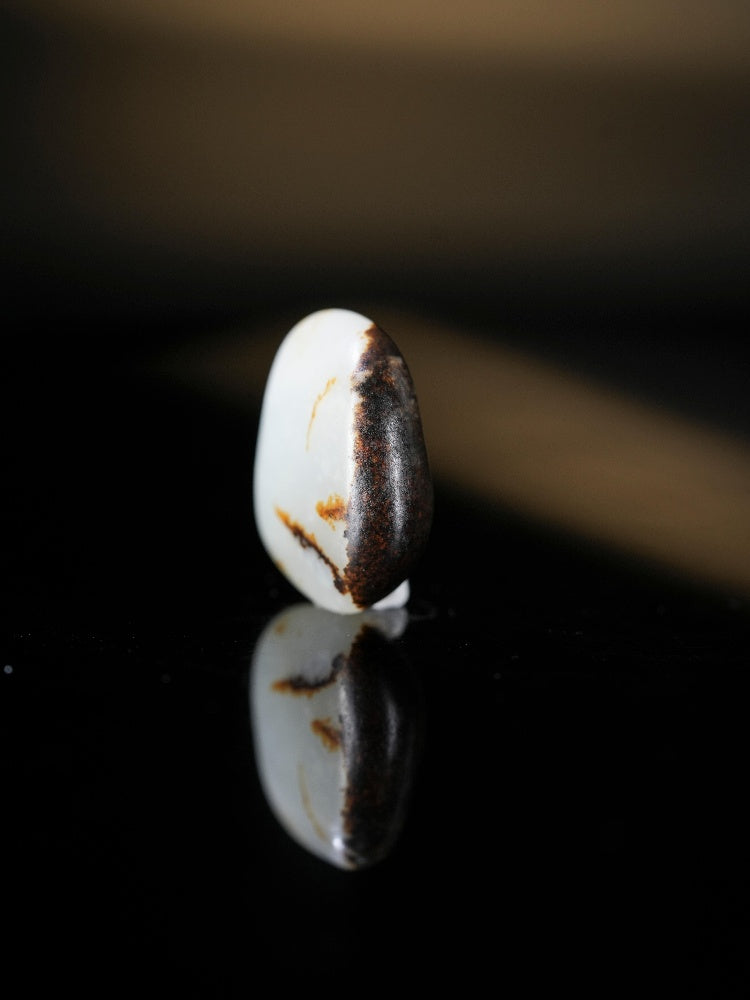 新疆和田玉高青白聚黑皮“半壁江山”籽料原石挂件（yc245646）