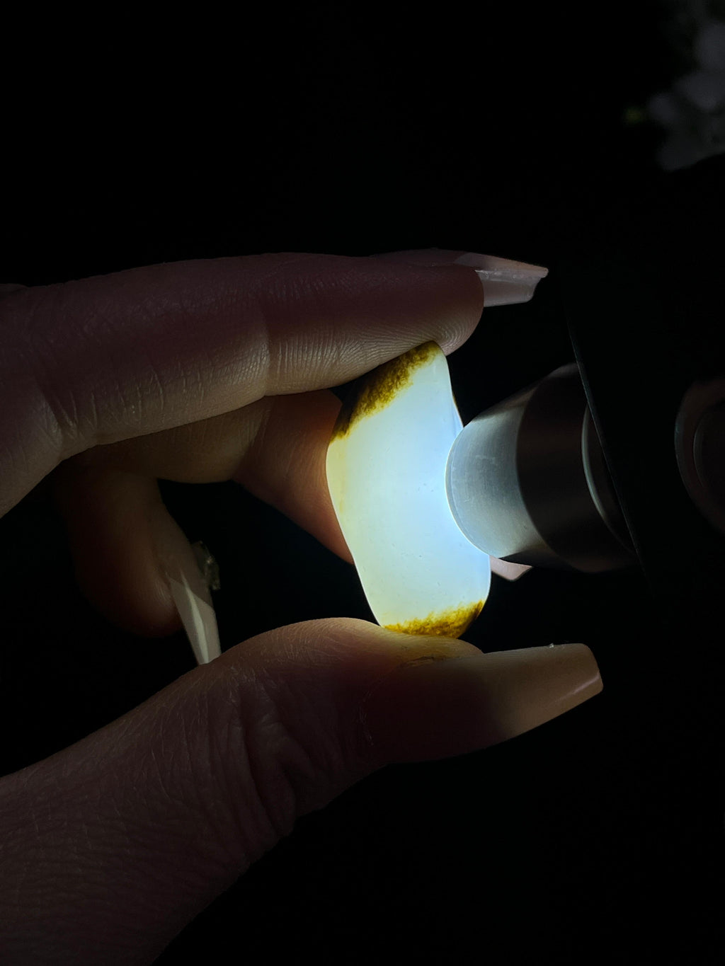 和田玉收藏级羊脂白玉“聚黑天地皮”籽料原石（yc259704）