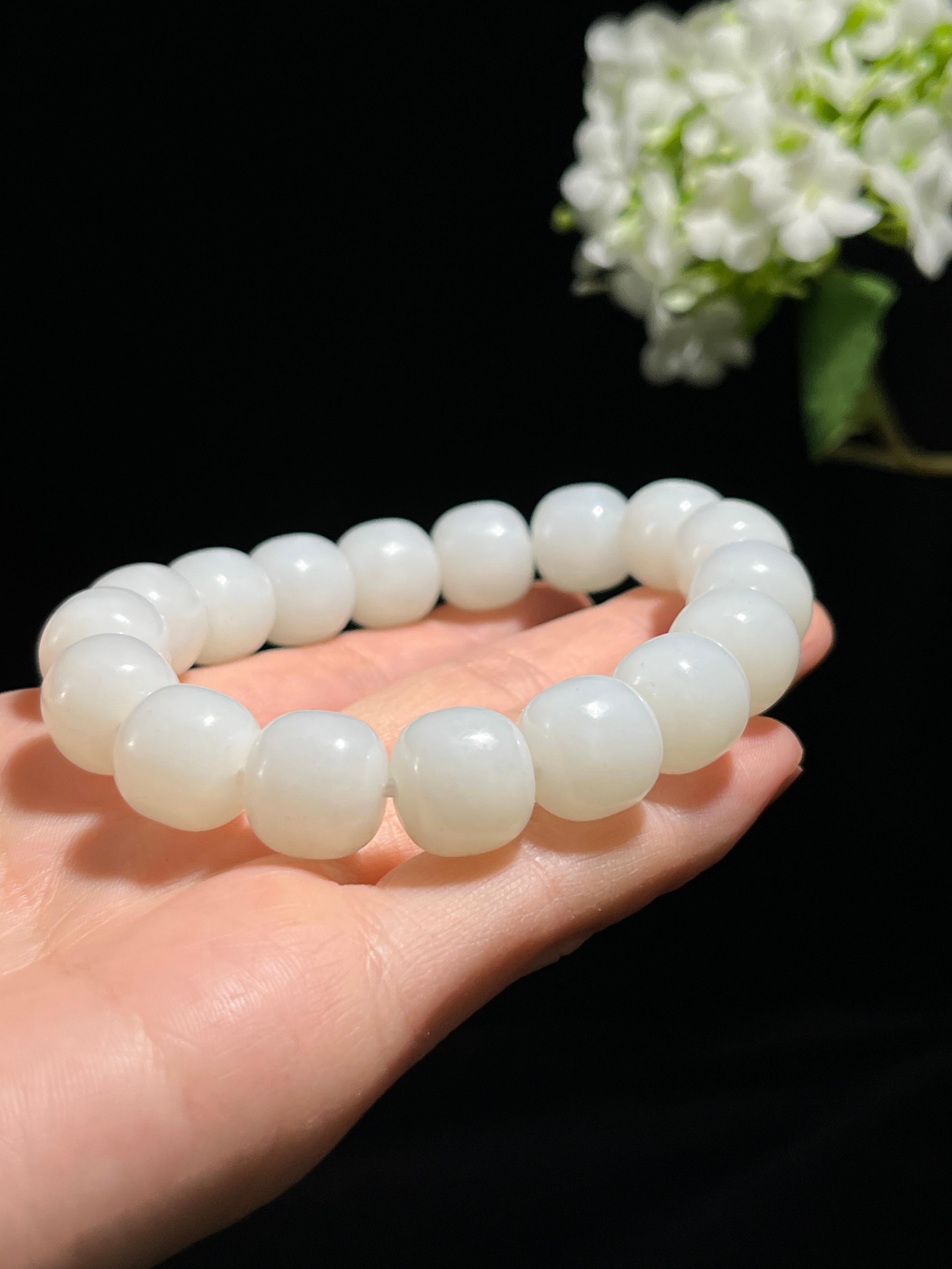 新疆天然和田玉白玉老型珠手串（yc258295） – 添福玉器