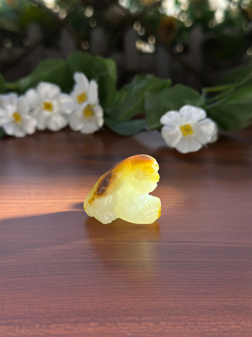 新疆和田玉白玉黑红皮送财瑞狮挂件（yc710570）