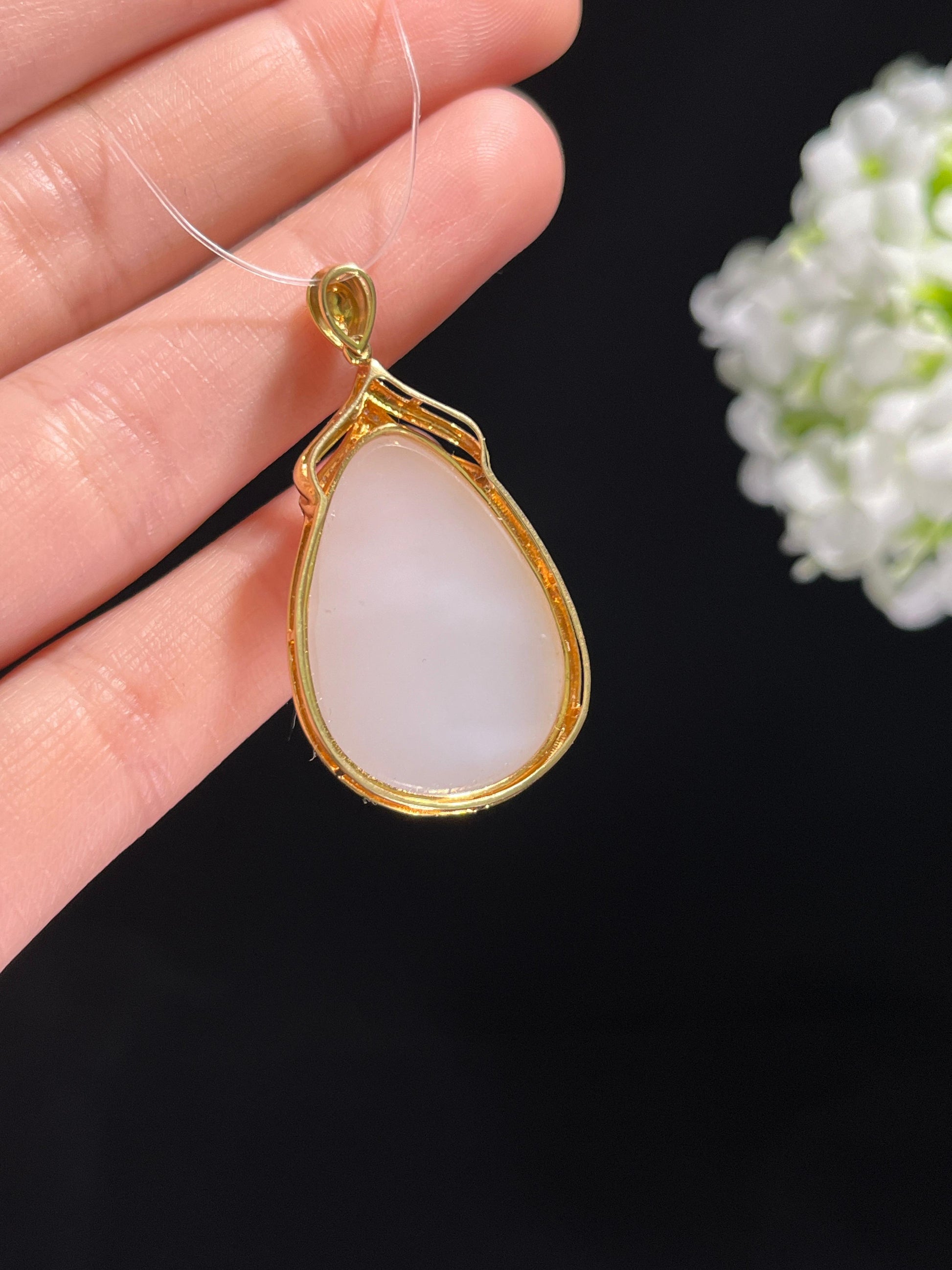 新疆天然和田玉羊脂白玉18k金镶水滴形吊坠（yc260376）