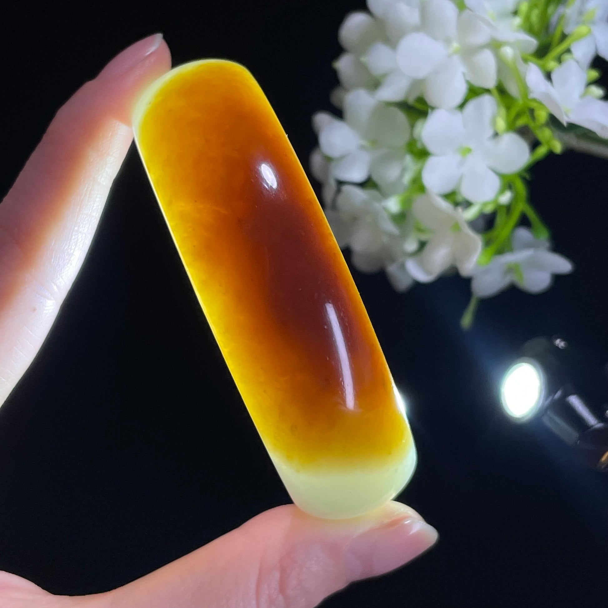 A新疆天然和田玉“秋霜琥珀”且末糖白料手镯（卡60）（yc309469）