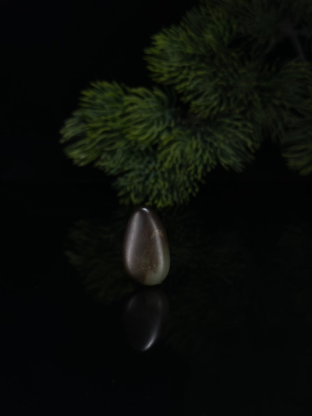新疆和田玉青玉聚黑皮戒面籽（yc536871）
