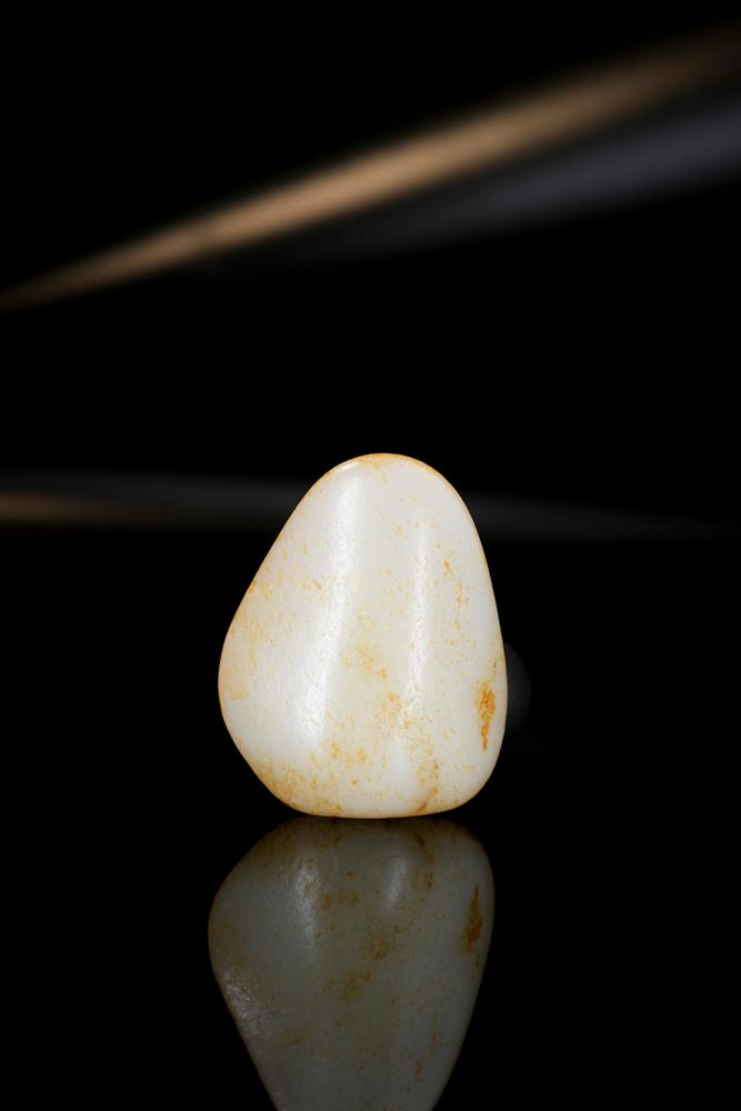 新疆和田玉洒红皮暖白种籽料原石（yc234039）