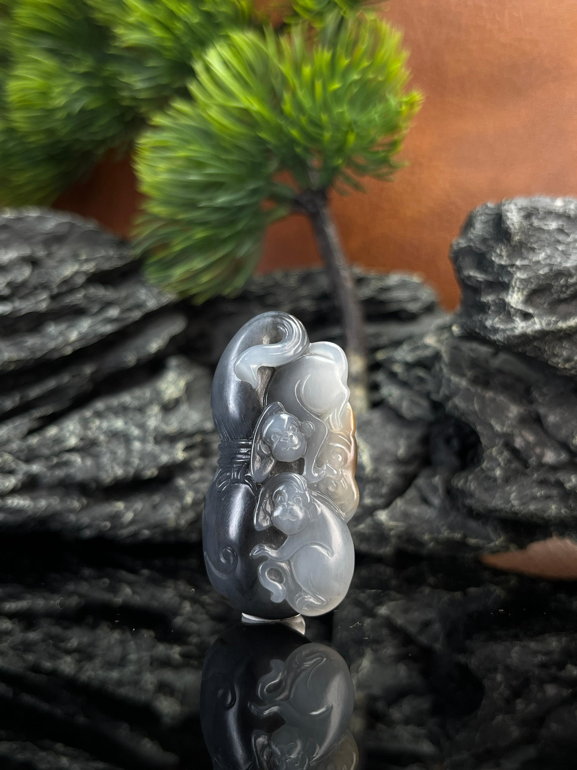 和田玉青花籽料“福禄双至”雕刻挂件（yc222778）