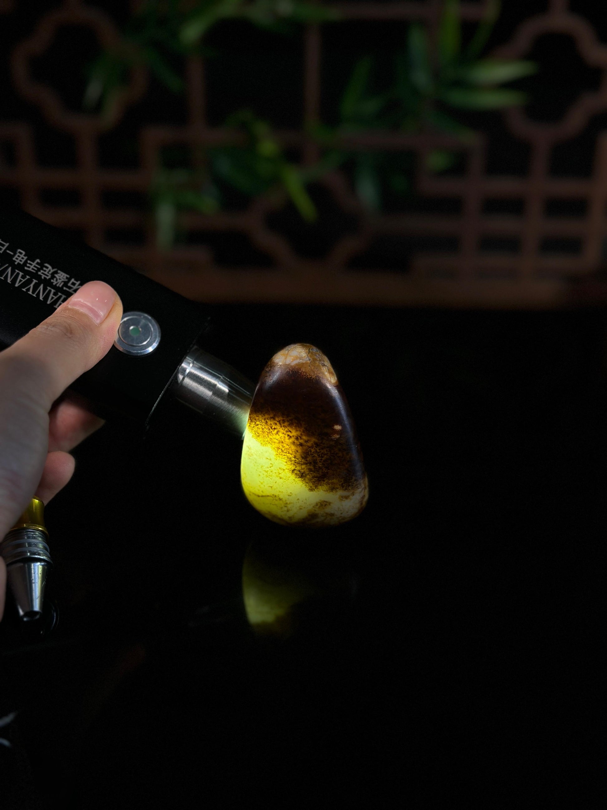 新疆和田玉高青白聚秋梨皮籽料手把件（yc477520）