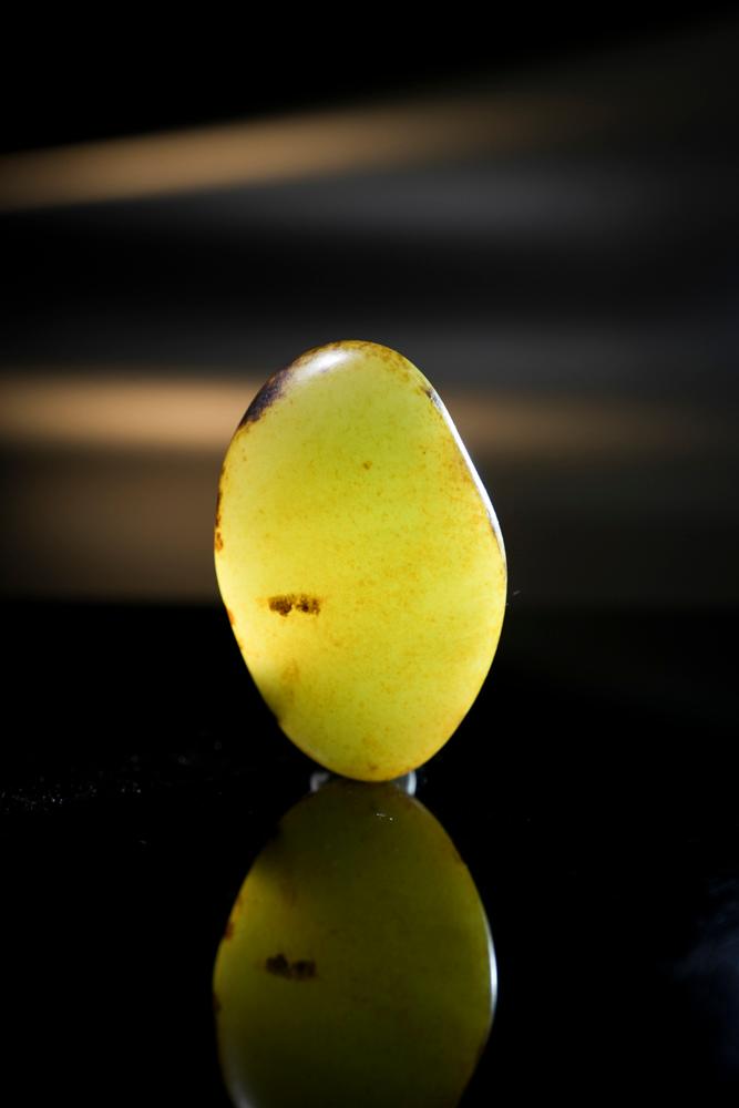 新疆和田玉特色洒金皮秋梨皮籽料原石手把件（yc254589）