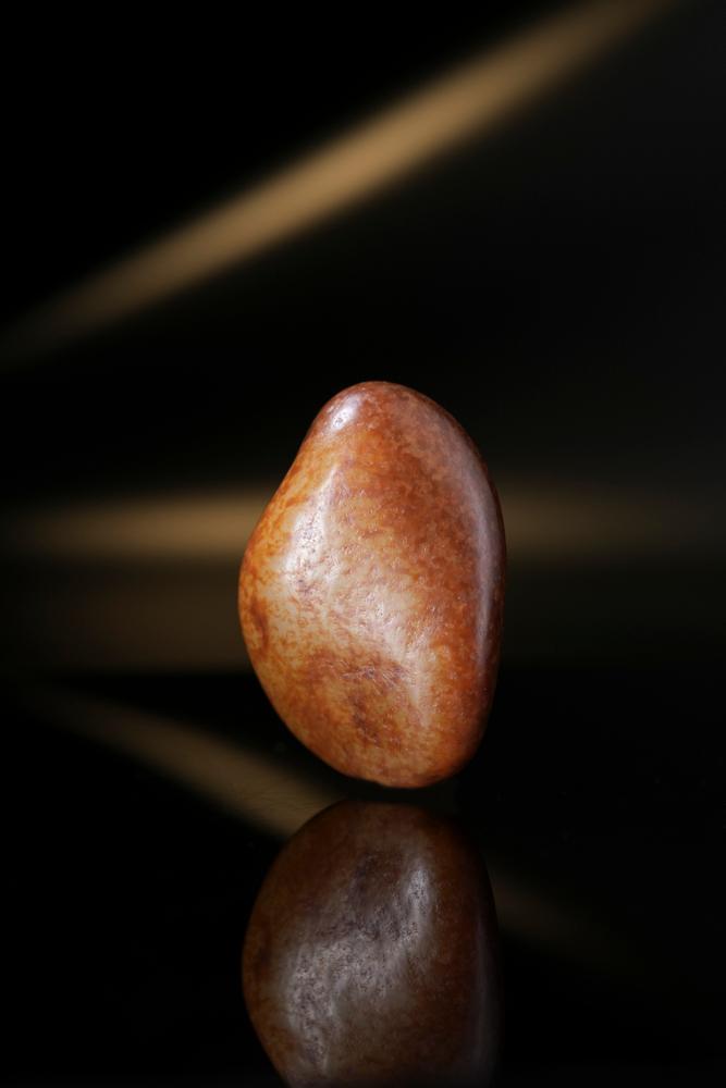 新疆和田玉光白籽带洒金籽料原石挂件（yc243310）