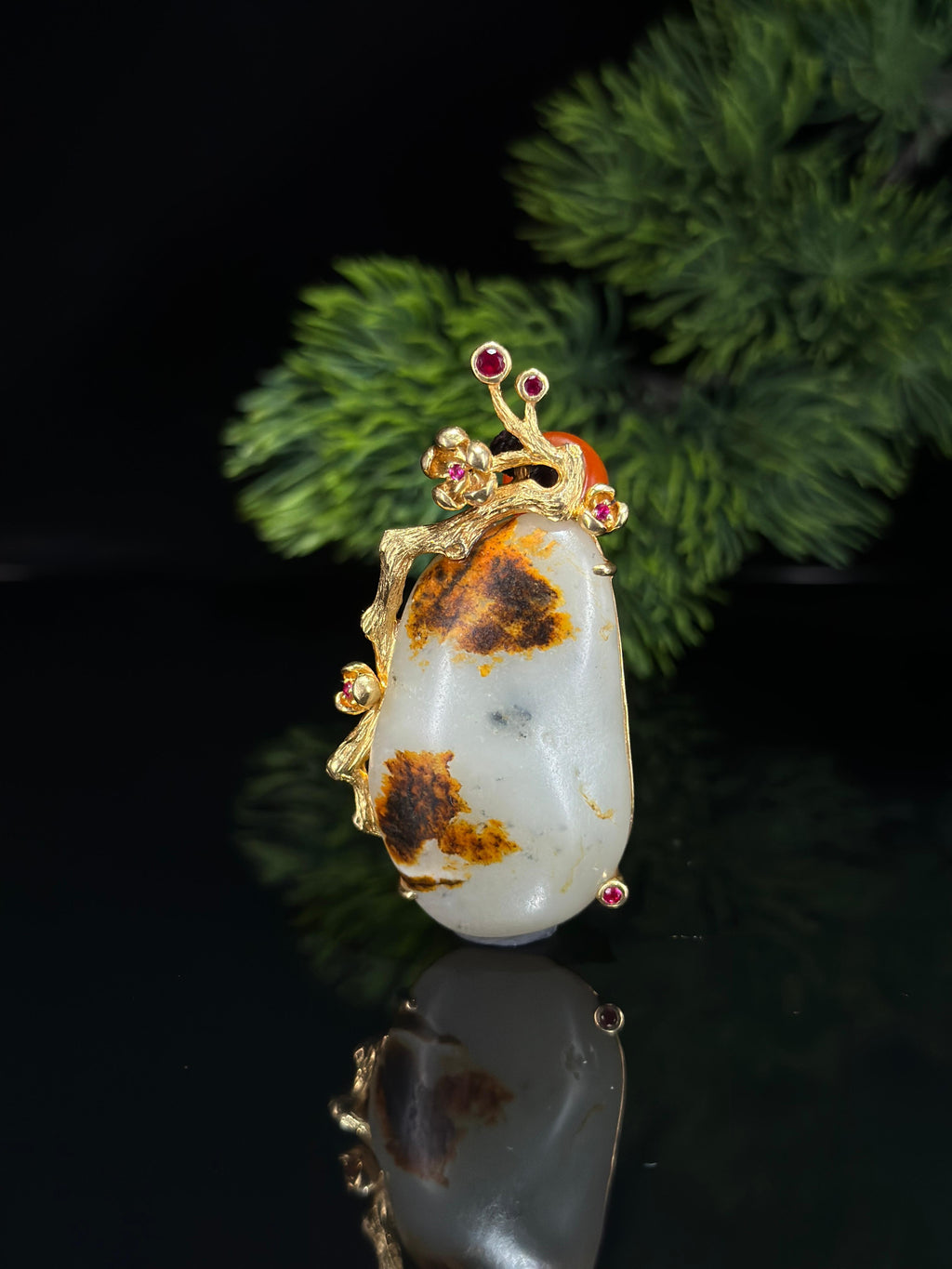 新疆和田玉18K金镶白玉带青花黑红皮籽料挂件（yc696296）