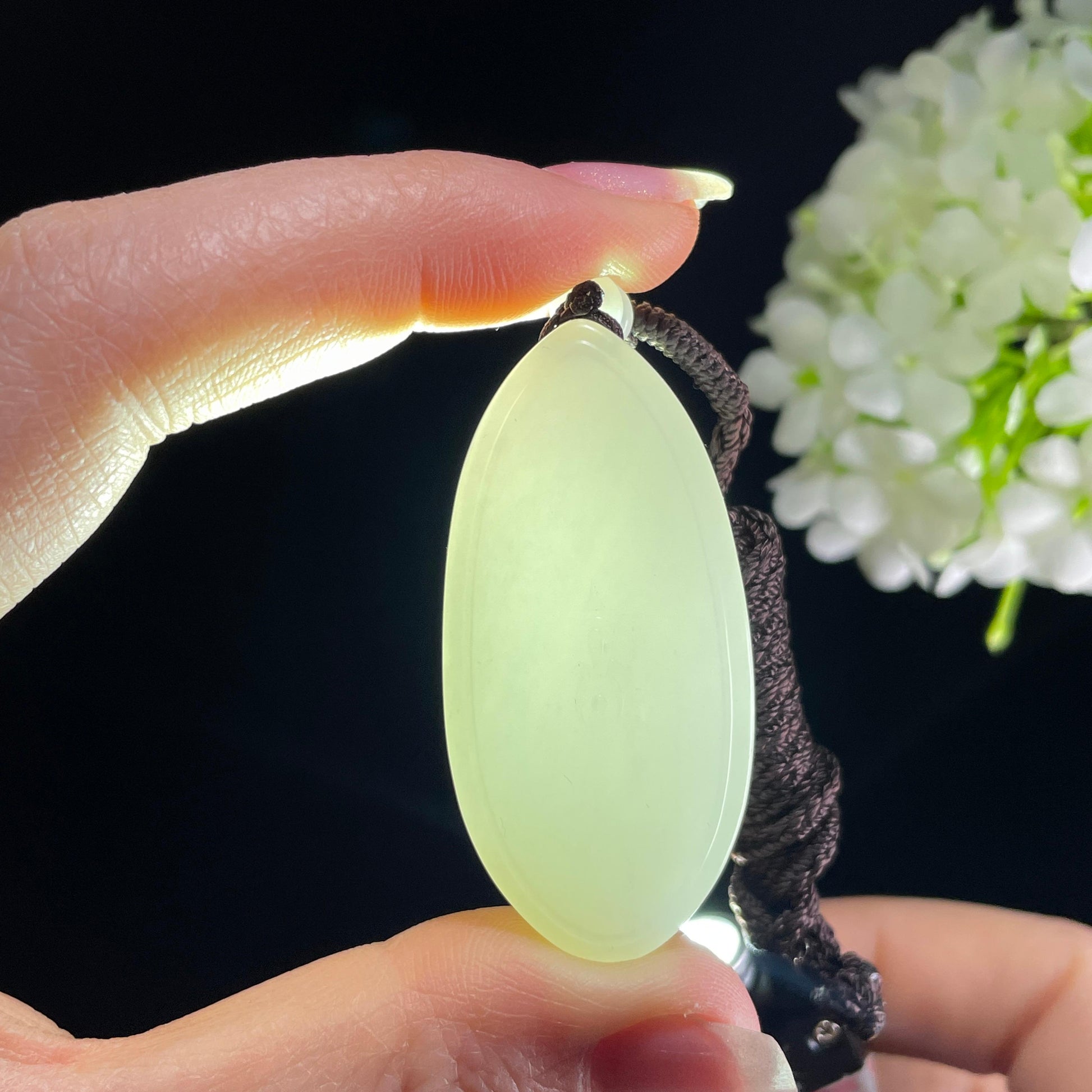 新疆天然和田玉“佛心印月”籽料特色雕刻挂件（yc389845）