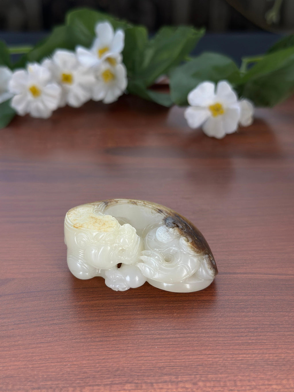 新疆和田玉精品白玉秋梨皮籽料回首貔貅挂件（yc709257）