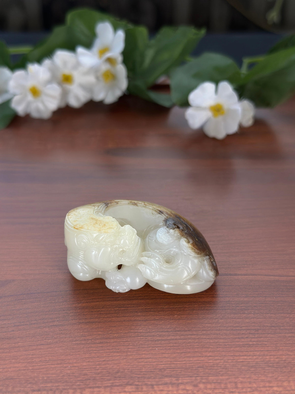 新疆和田玉精品白玉秋梨皮籽料回首貔貅挂件（yc709257）