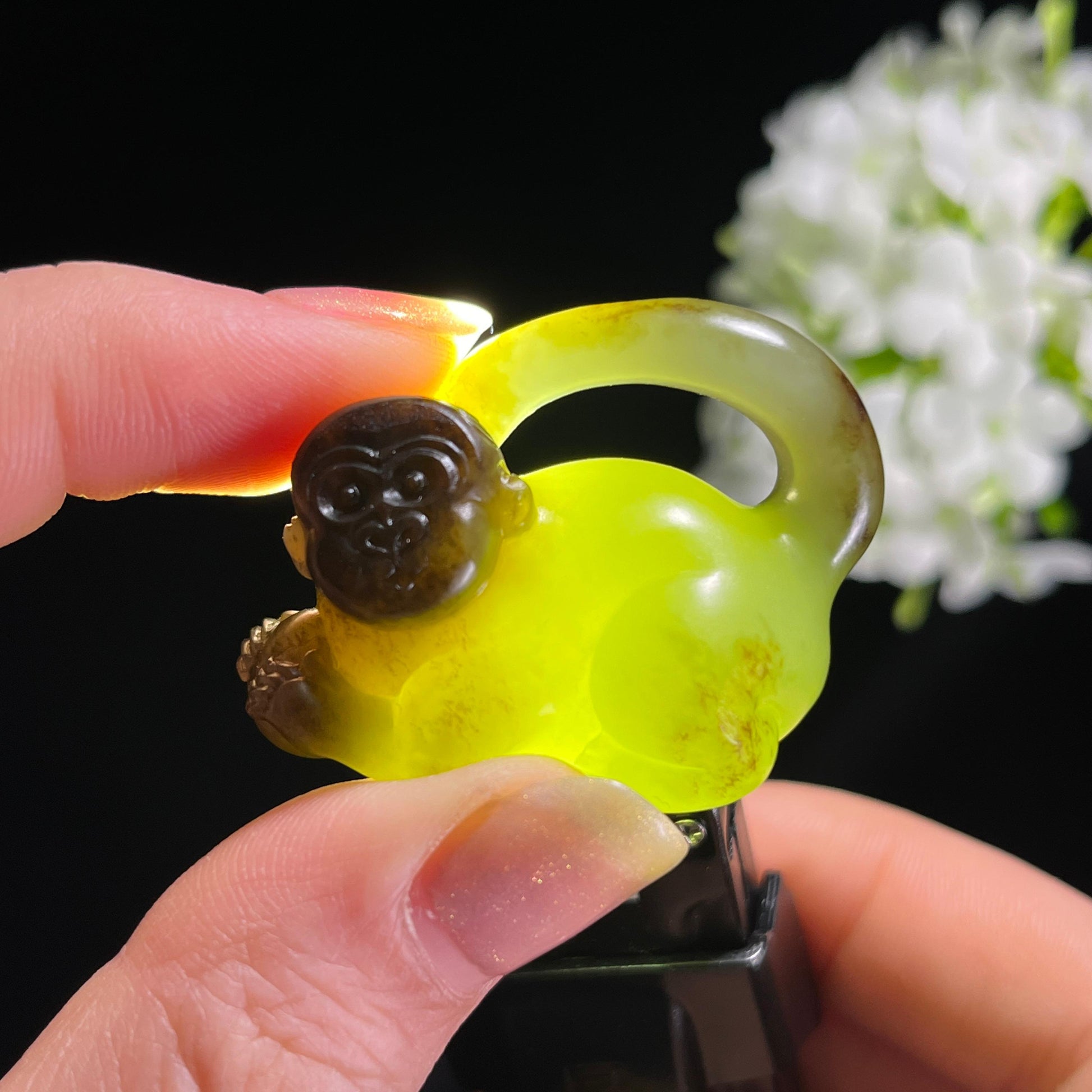 和田玉青玉秋梨皮“青岫灵猿”雕刻挂件（yc303386）