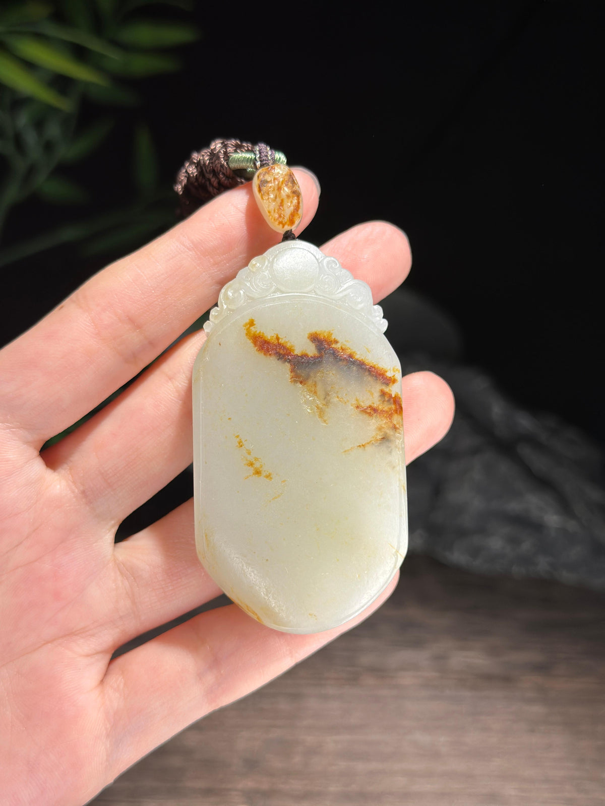 新疆和田玉珍品白玉意境黑红皮籽料无事牌（yc731862）