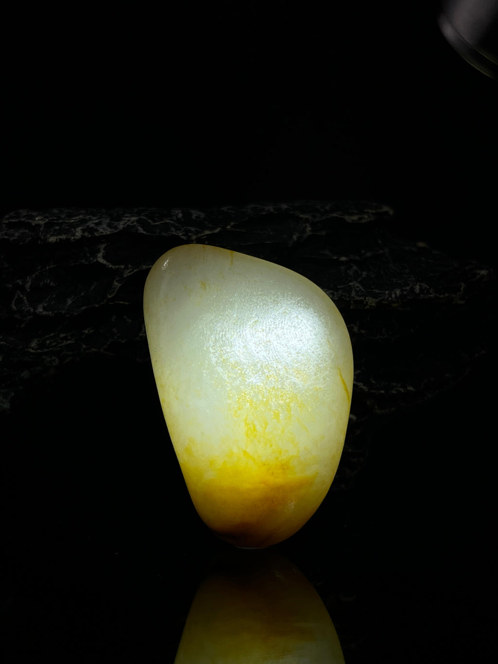 新疆和田玉黄沁洒金皮籽料原石随形挂件（yc240463）