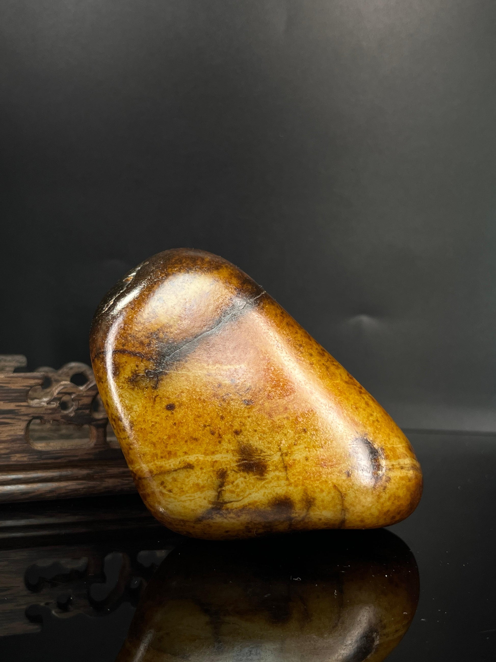 新疆和田玉沁色聚黑皮籽料原石（yc241626）