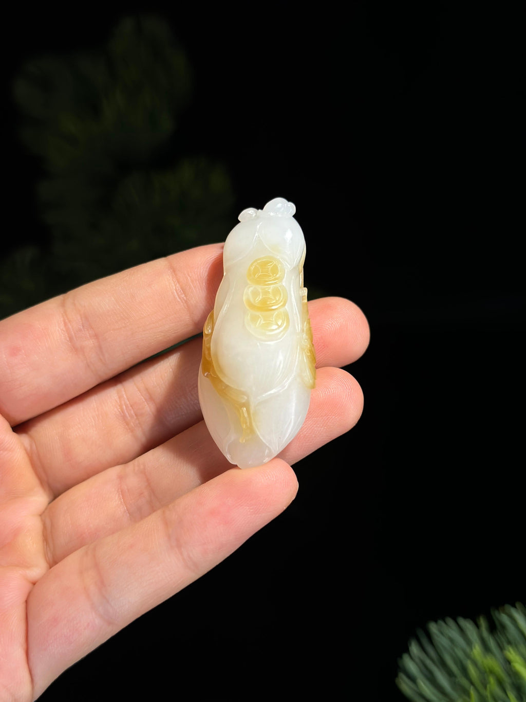 和田玉糖白玉俏色雕玉兰花挂件（yc481089）