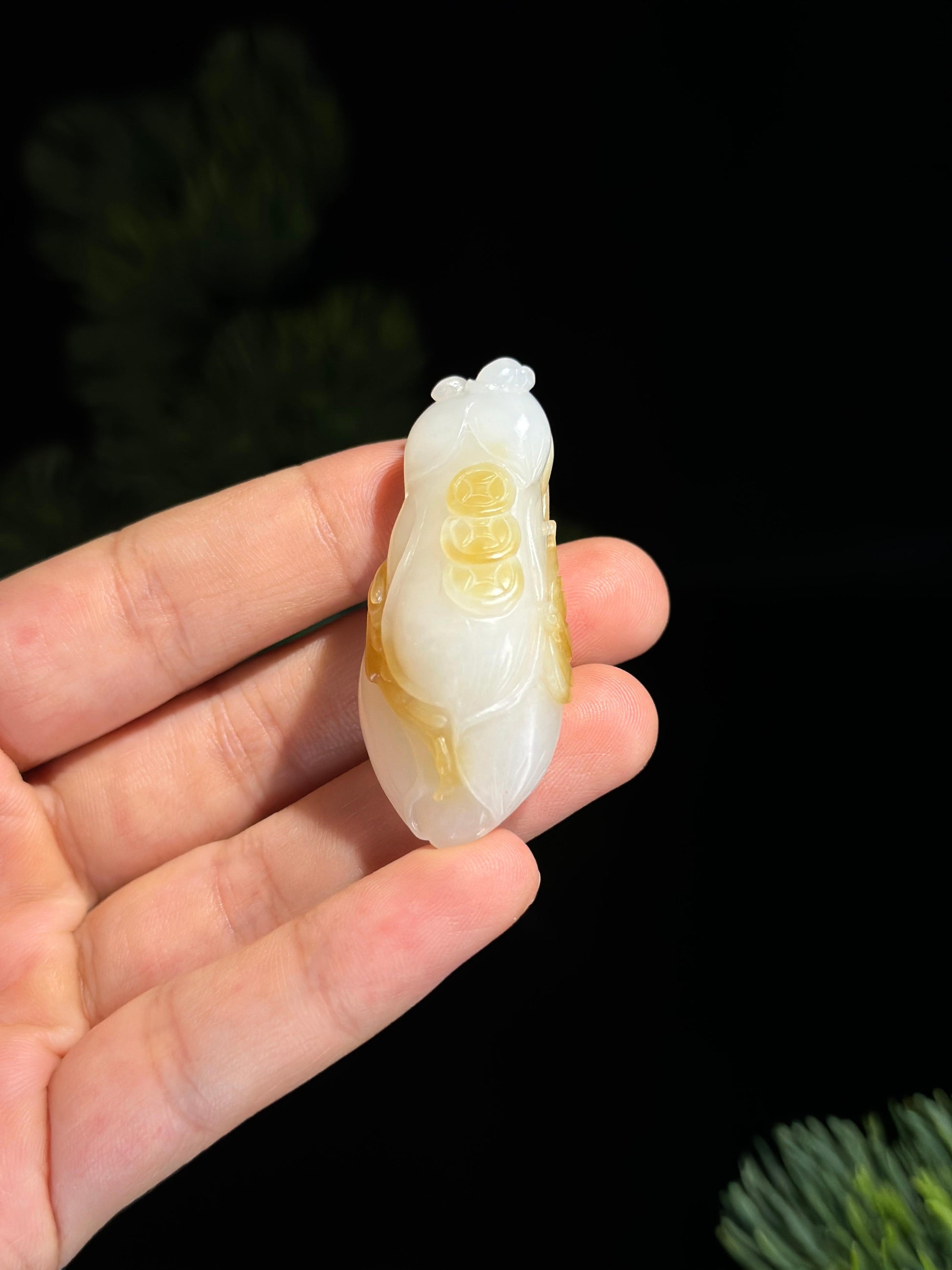 和田玉糖白玉俏色雕玉兰花挂件（yc481089）