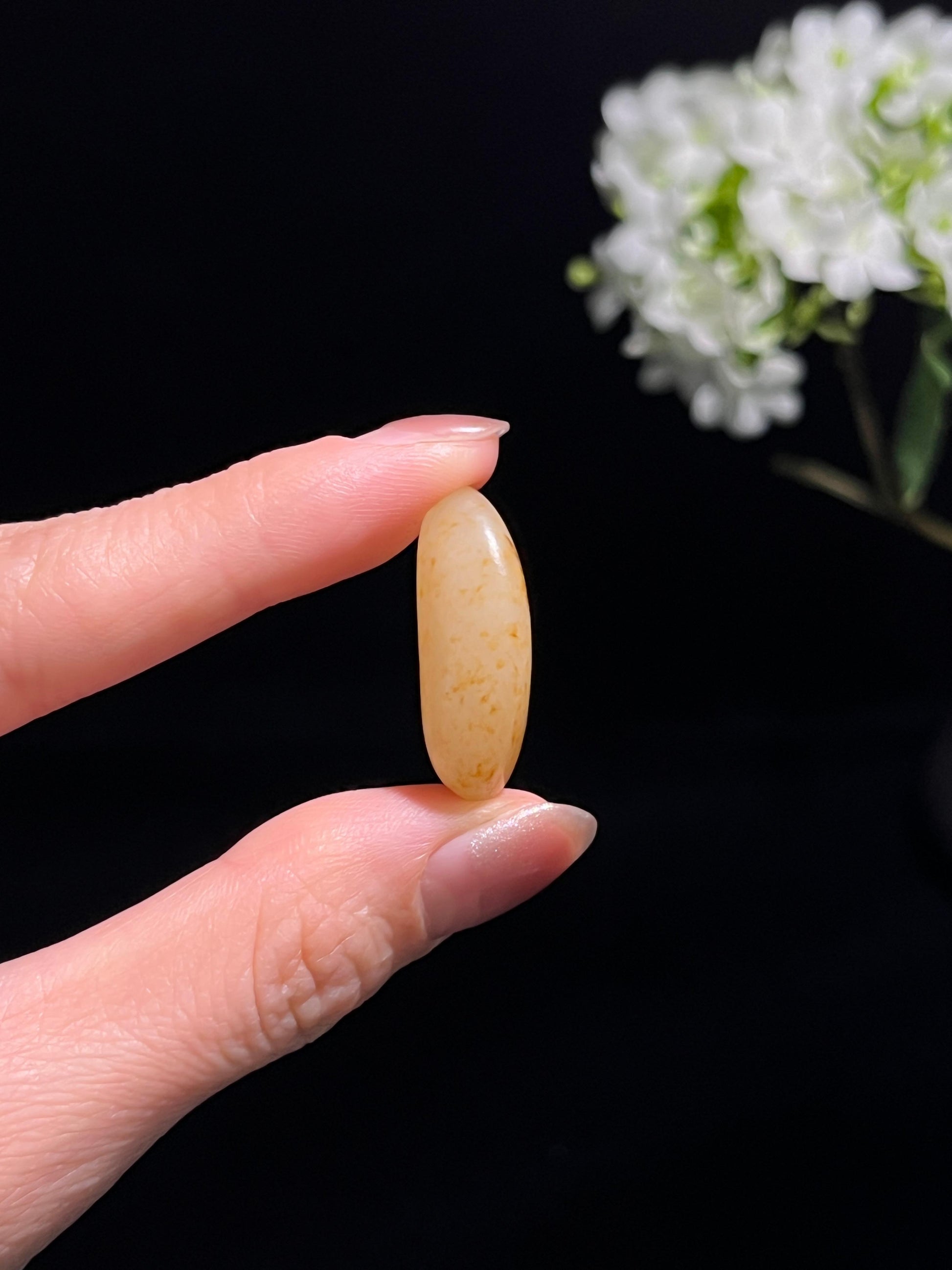 新疆和田玉洒金皮水滴型籽料原石（yc250771）