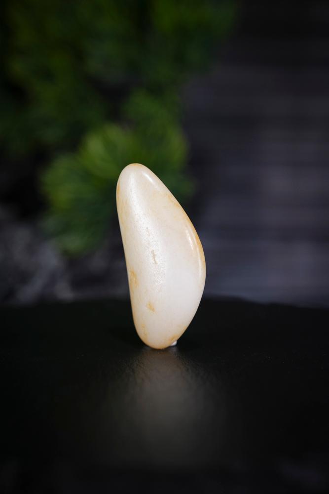 新疆和田玉洒金皮白肉“月梭玉”籽料原石挂坠（yc230255）