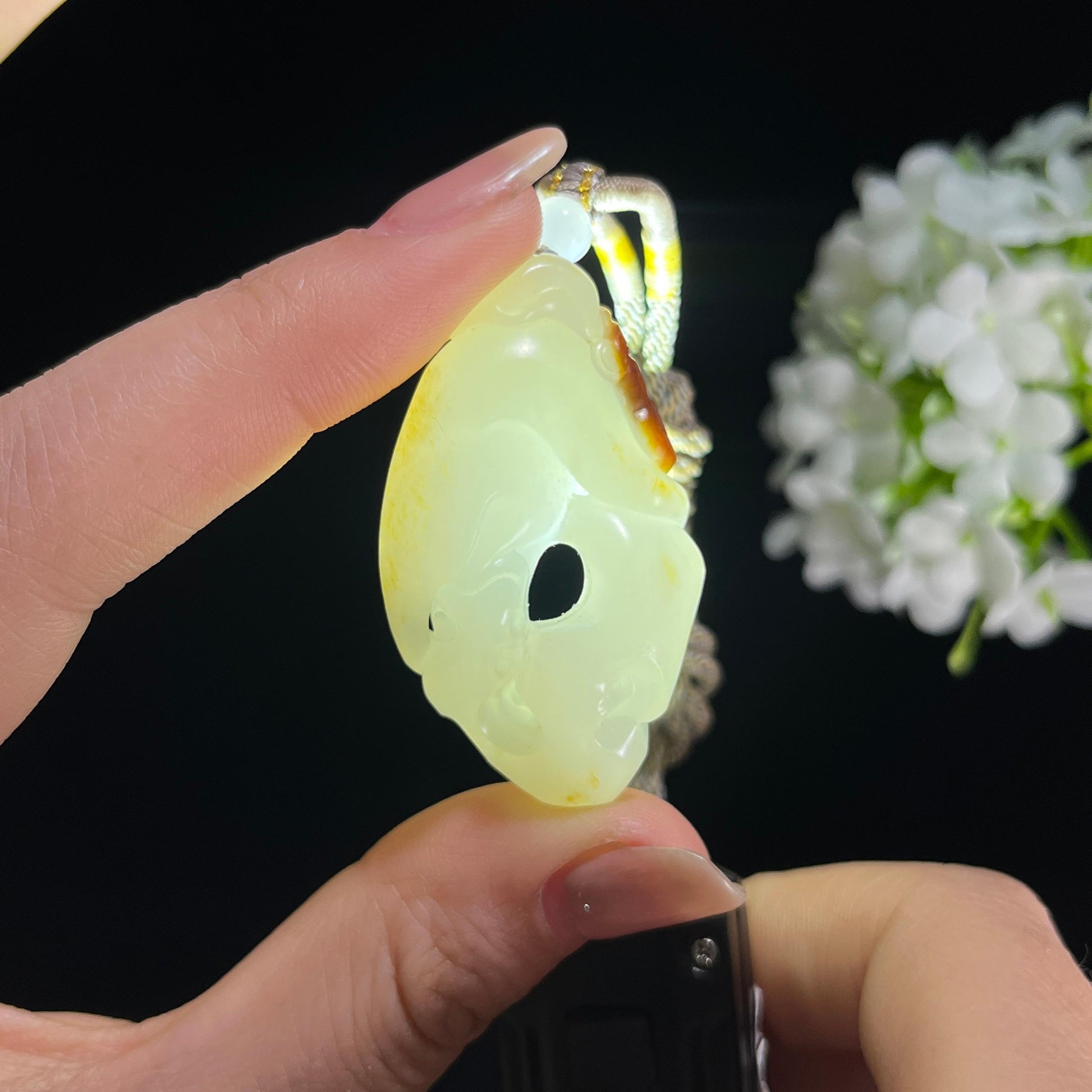 新疆天然和田玉白玉红皮籽料灵猴献瑞雕刻挂件（yc379531）