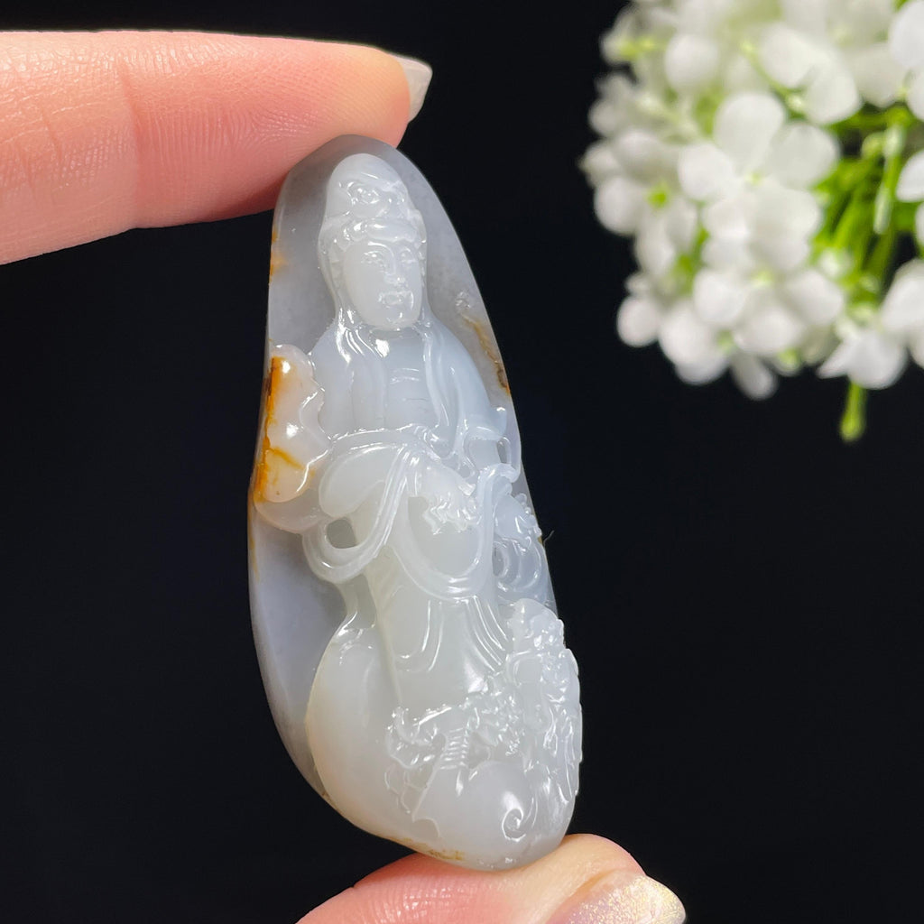 和田玉青花籽料聚黄皮“福泽龙庭”观音雕刻挂件（yc325624）